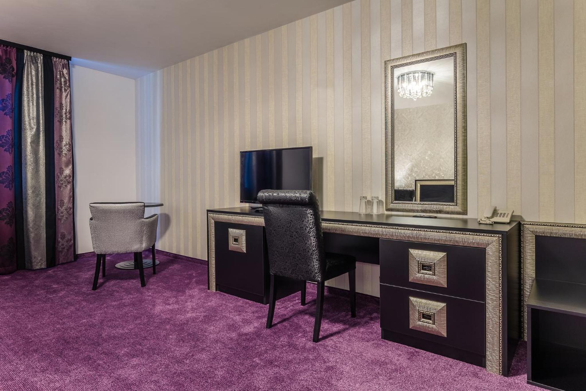 Deluxe Junior Suite - Photo 9