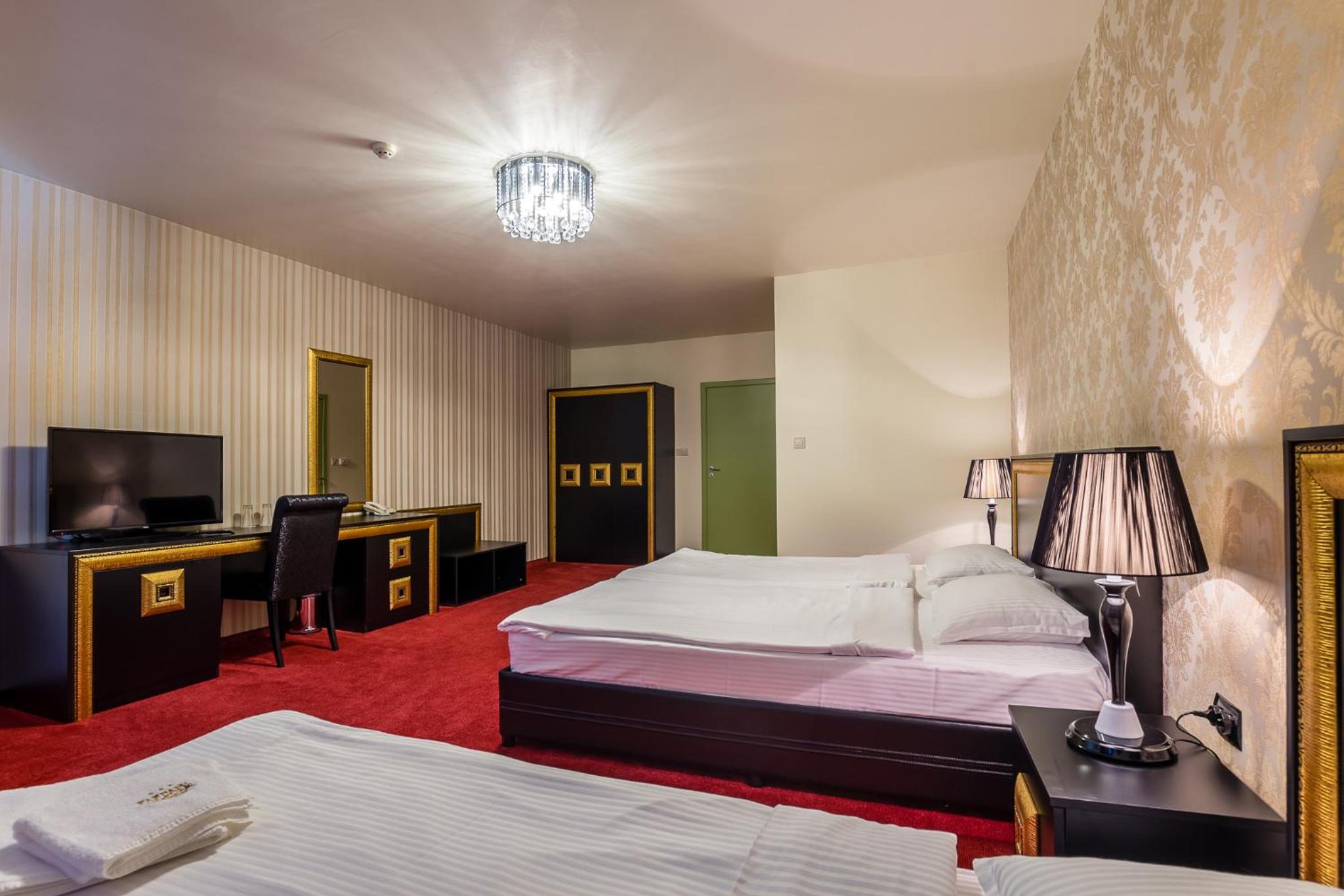 Deluxe Junior Suite - Photo 10