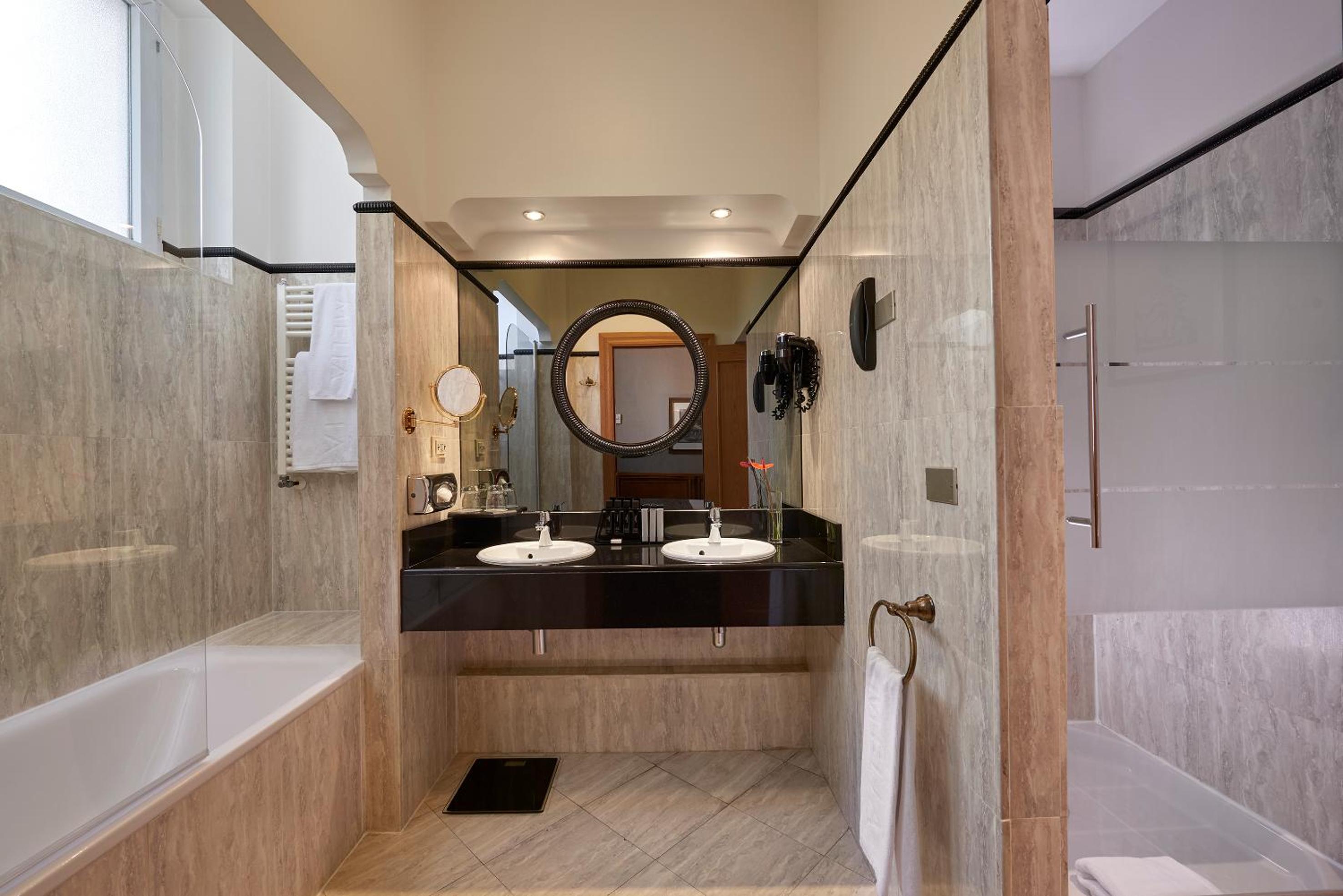 Grand Premium Double Room thumbnail 5