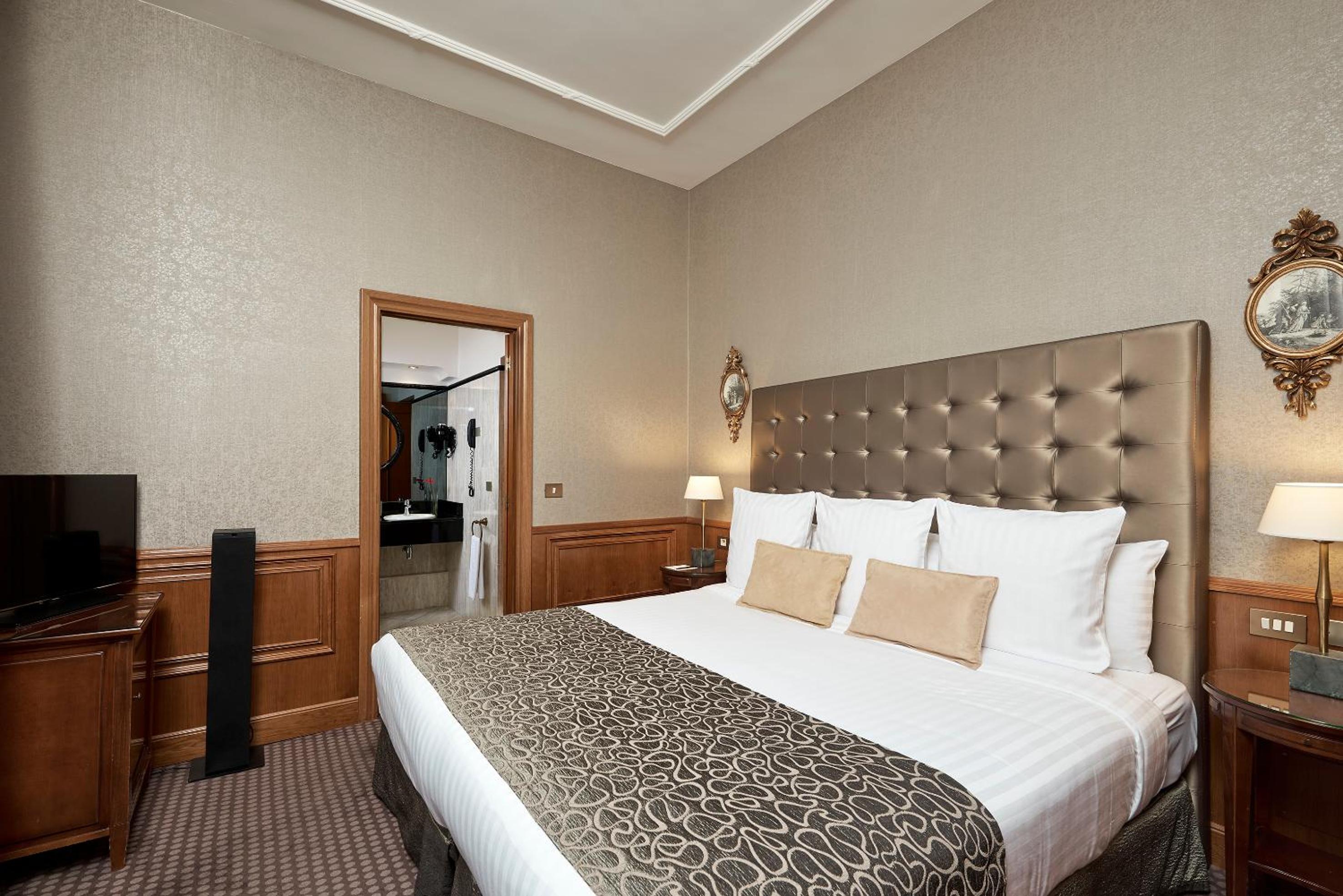 Grand Premium Double Room thumbnail 6