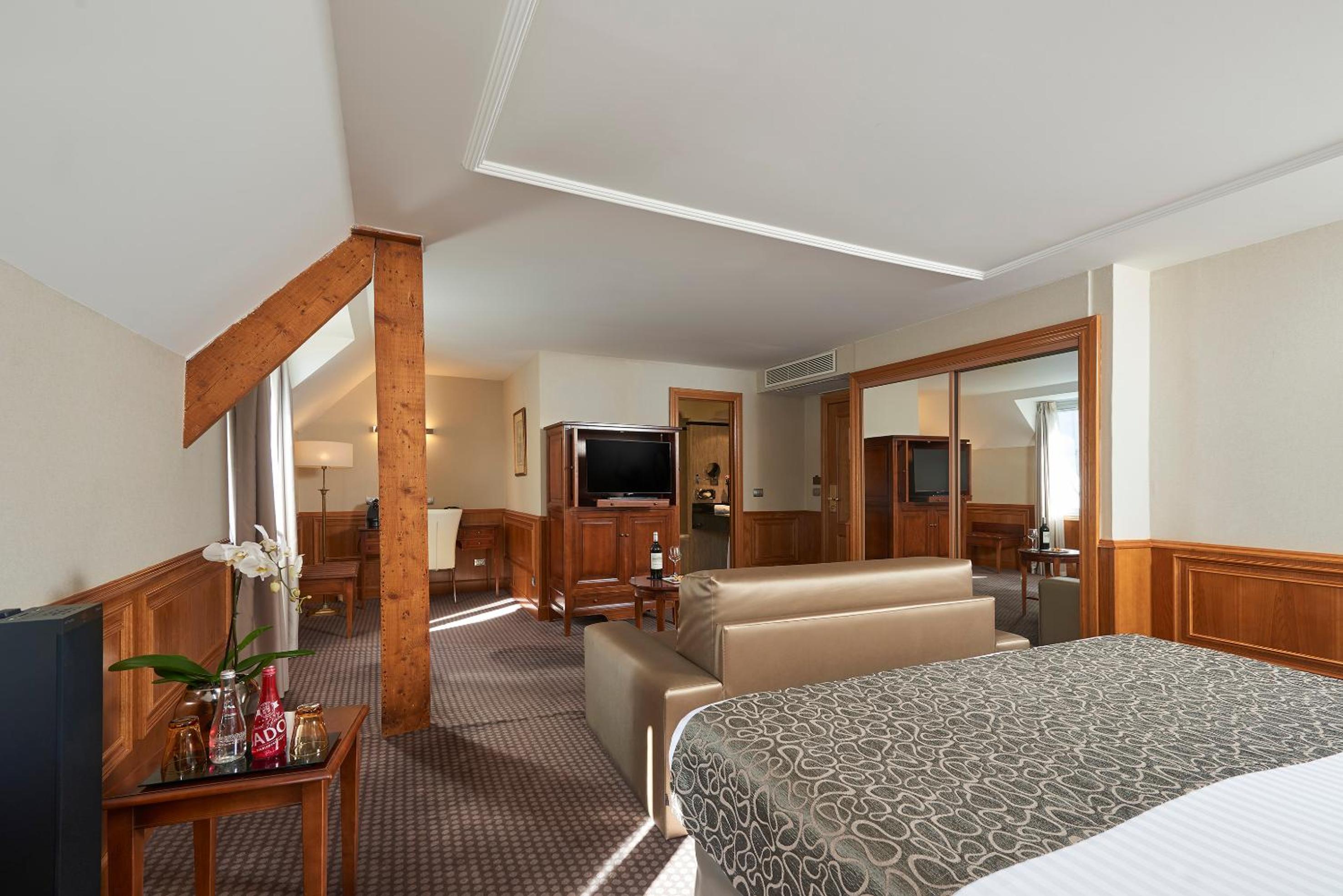 Grand Premium Double Room thumbnail 6