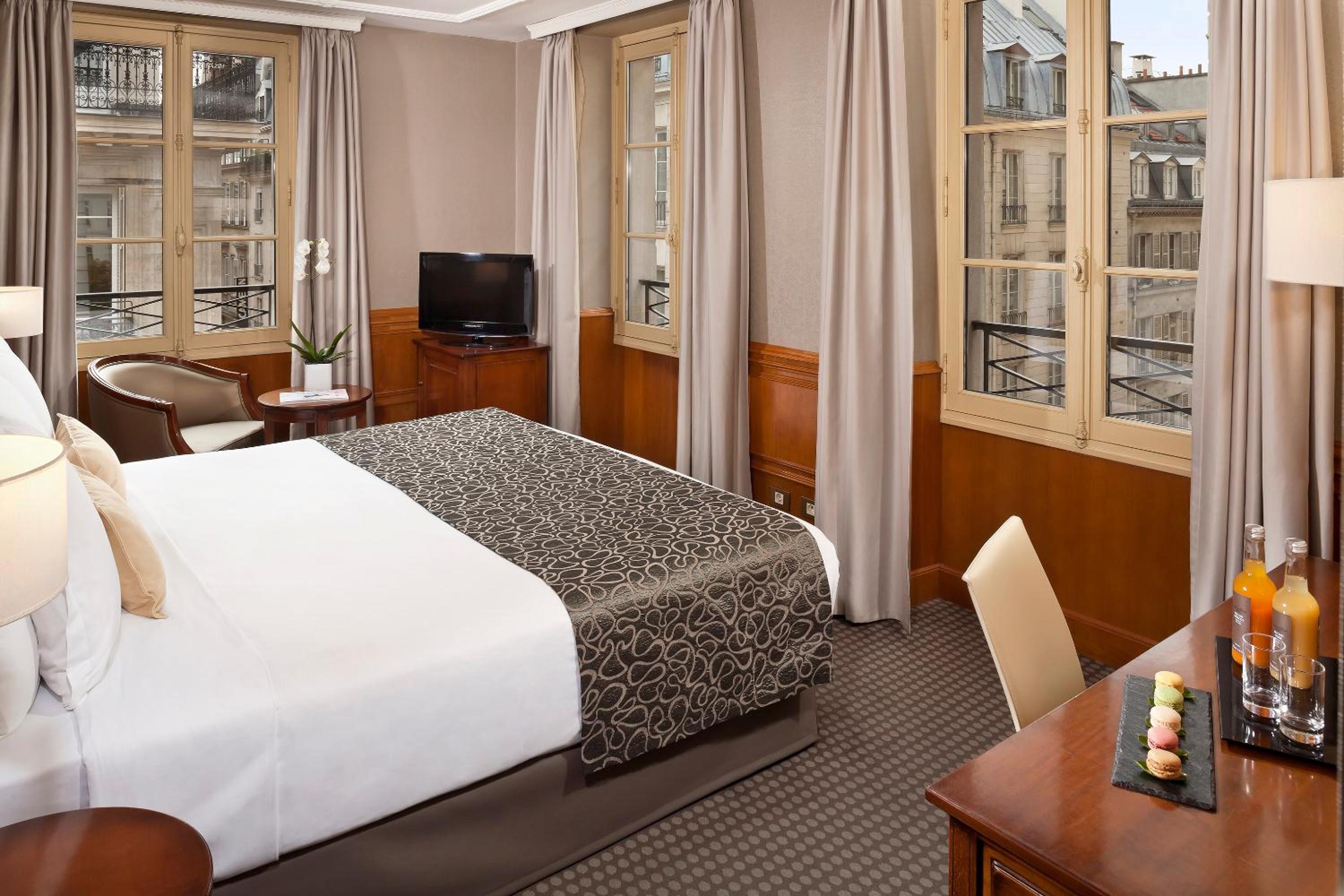 Premium Double Room thumbnail 5
