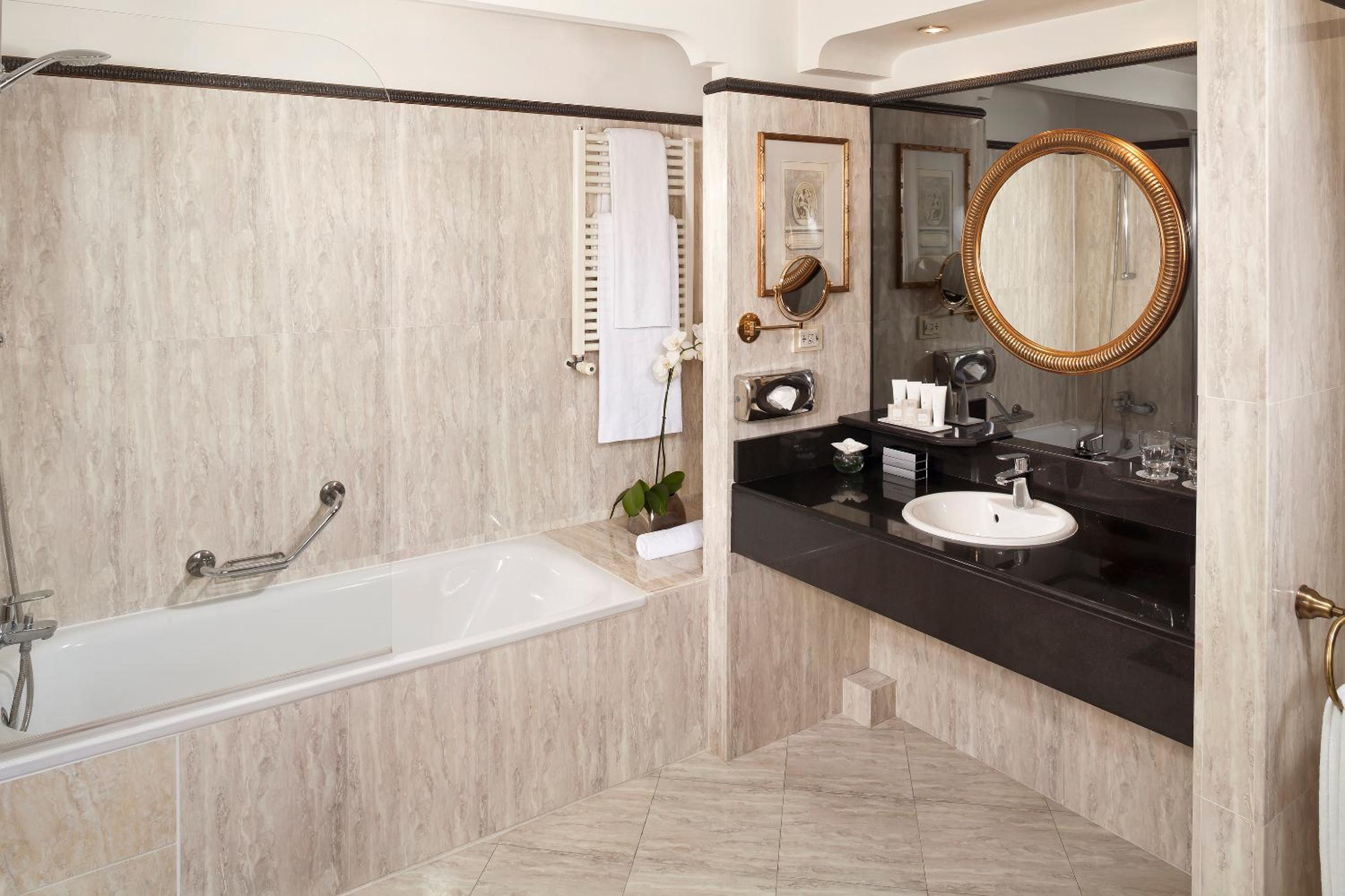Melia Twin Room thumbnail 5