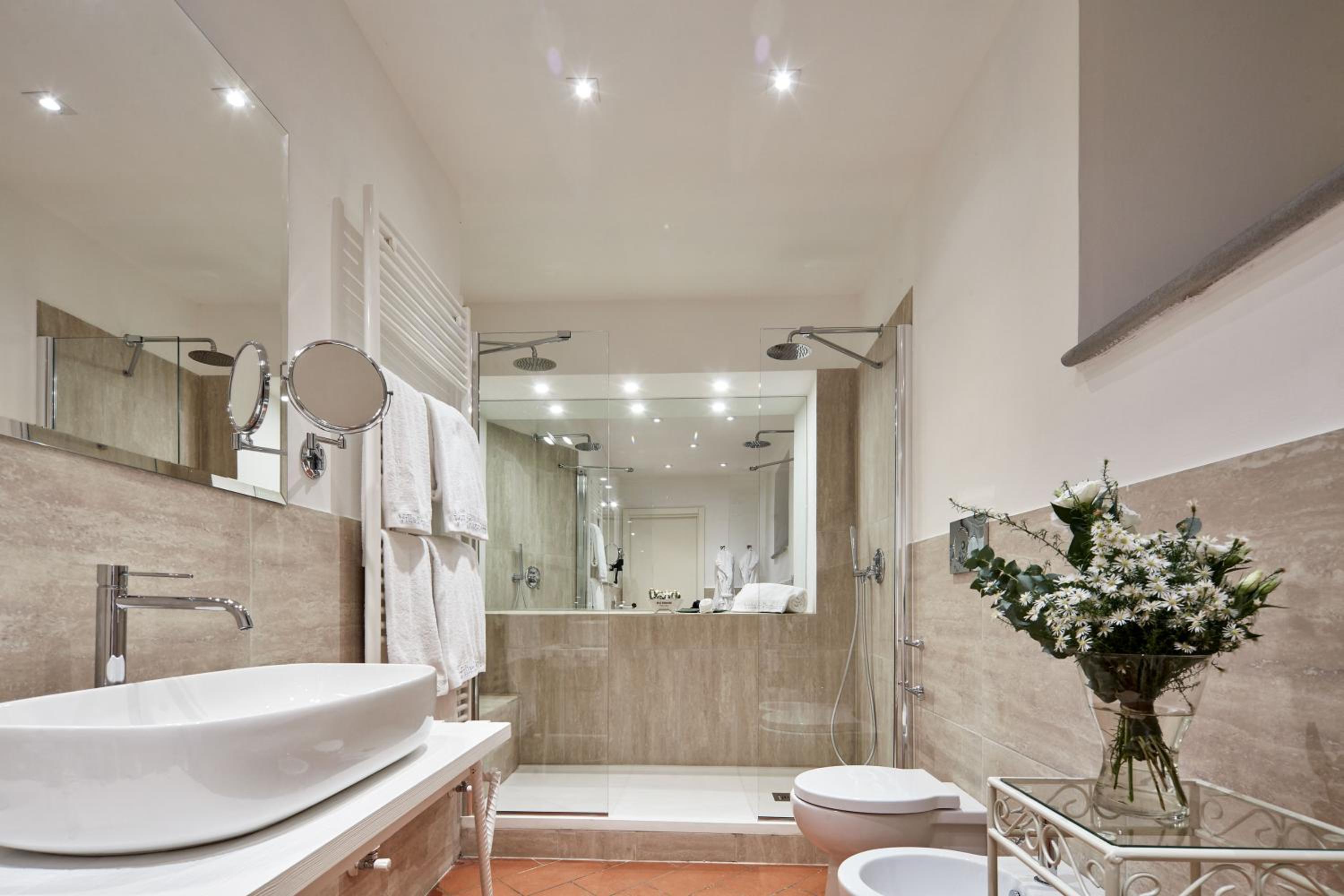 Courtyard Suite - Photo 9