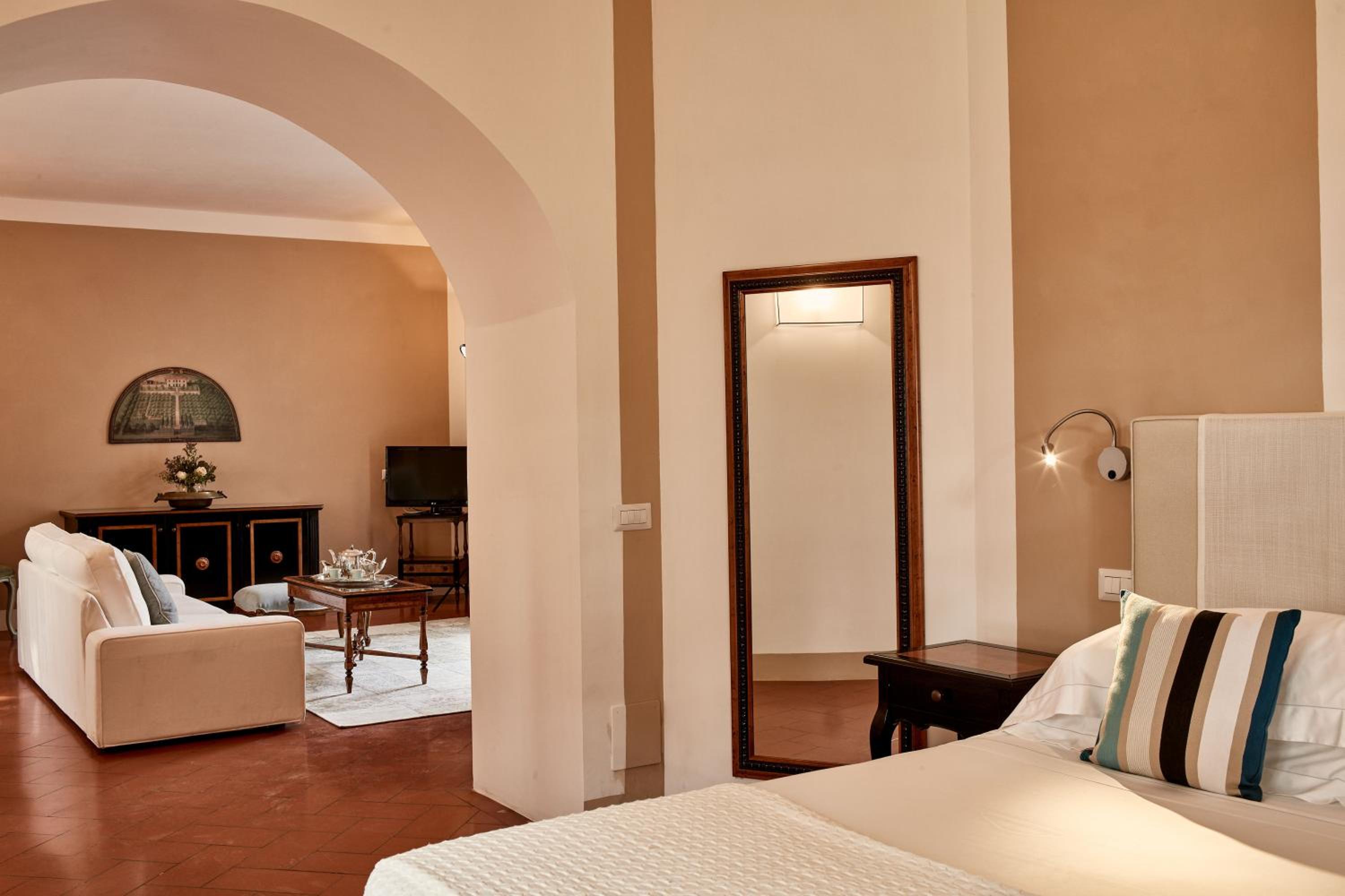 Courtyard Suite - Photo 2