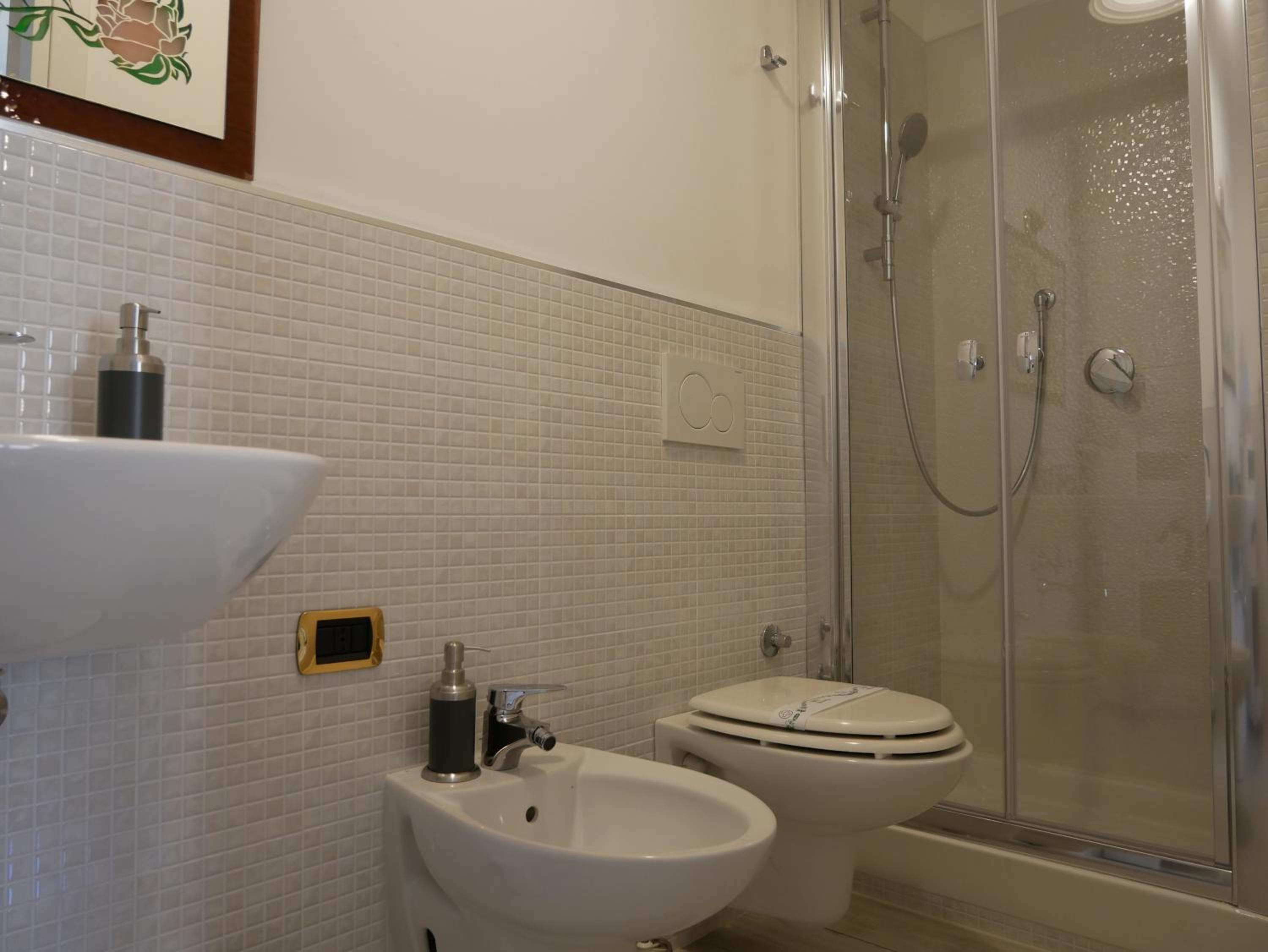 Quadruple Room with Private Bathroom - Photo 3