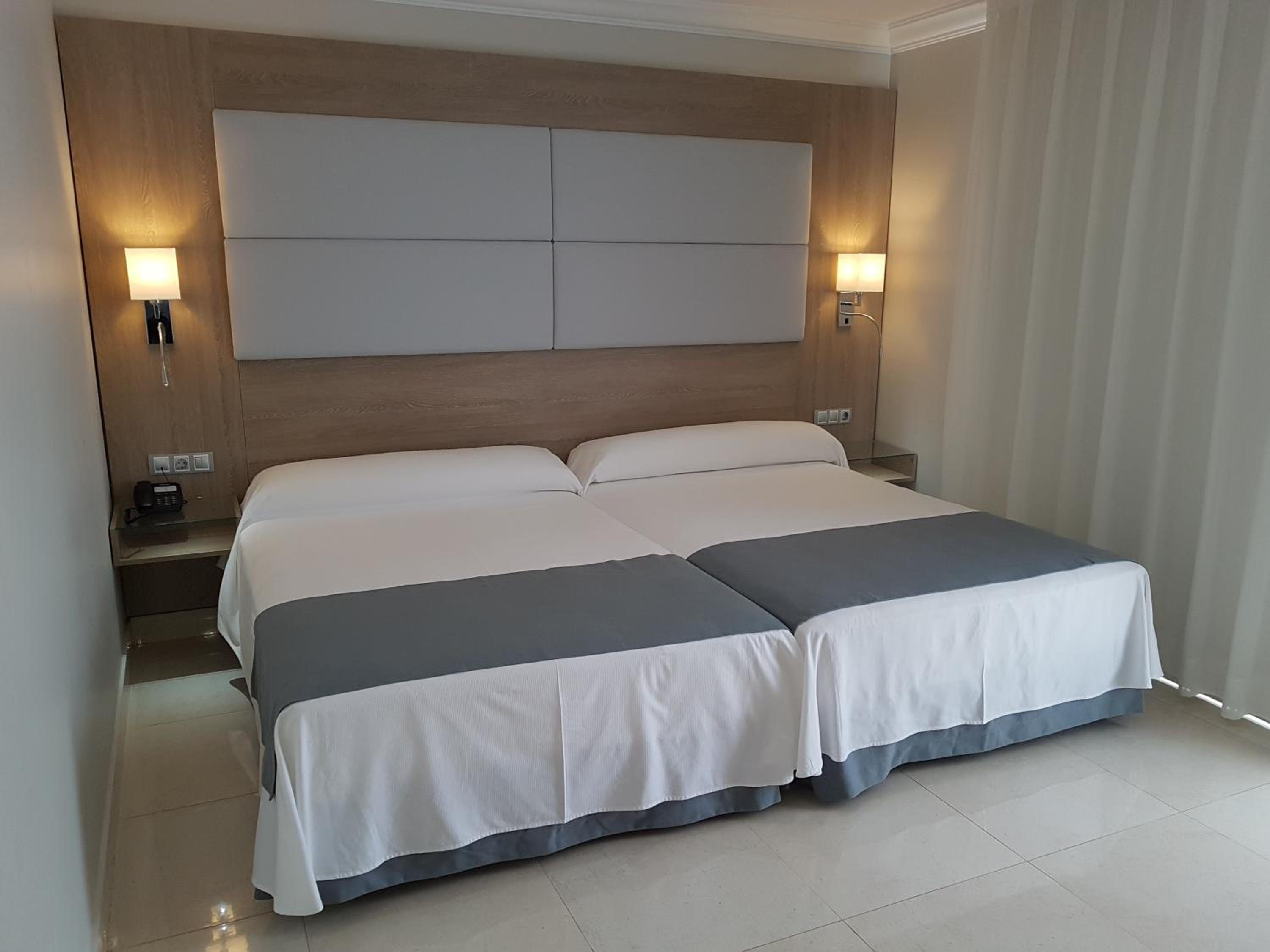 Double or Twin Room (2 Adults + 1 Child) - Photo 4