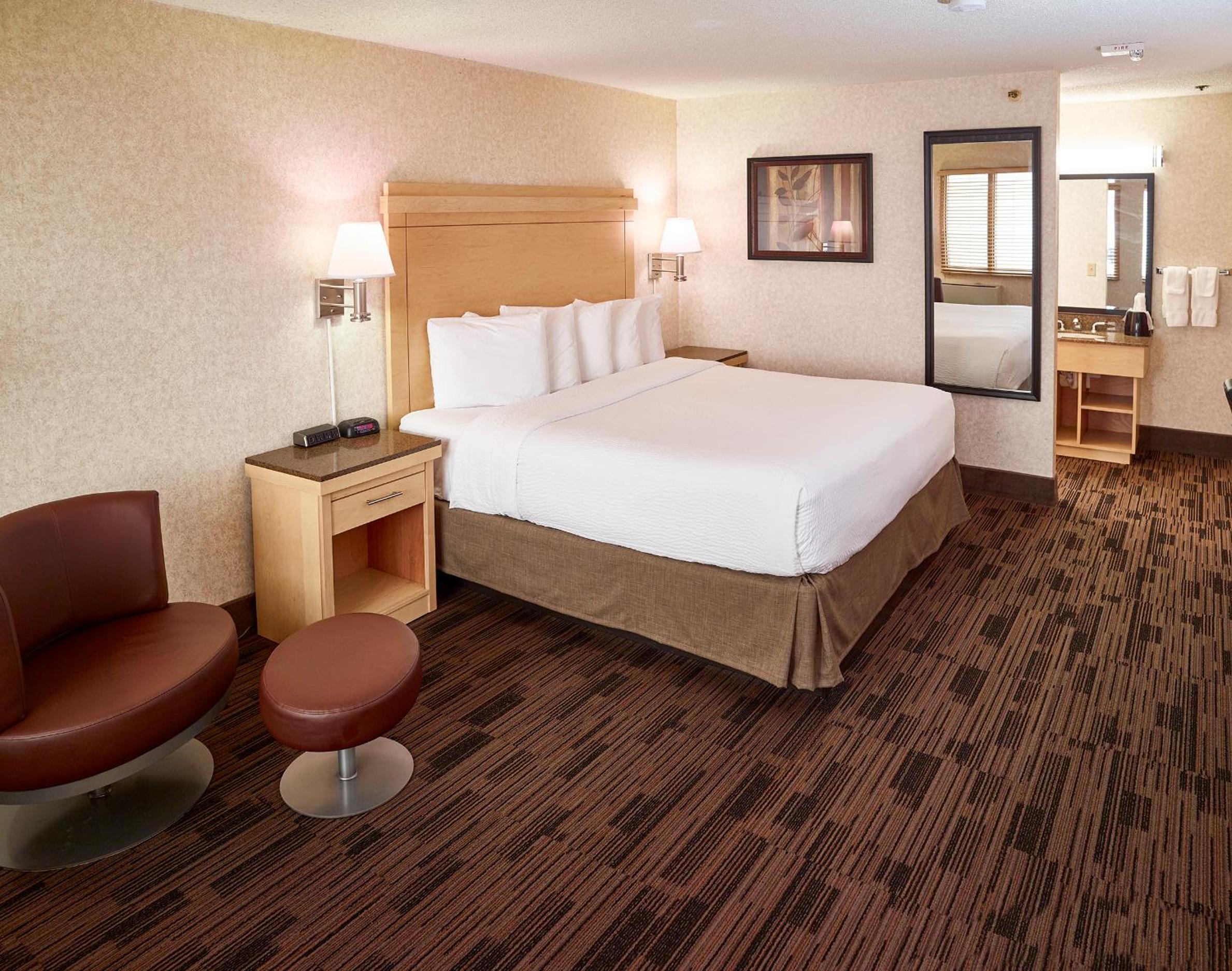 King Room - Non-Smoking - Photo 4