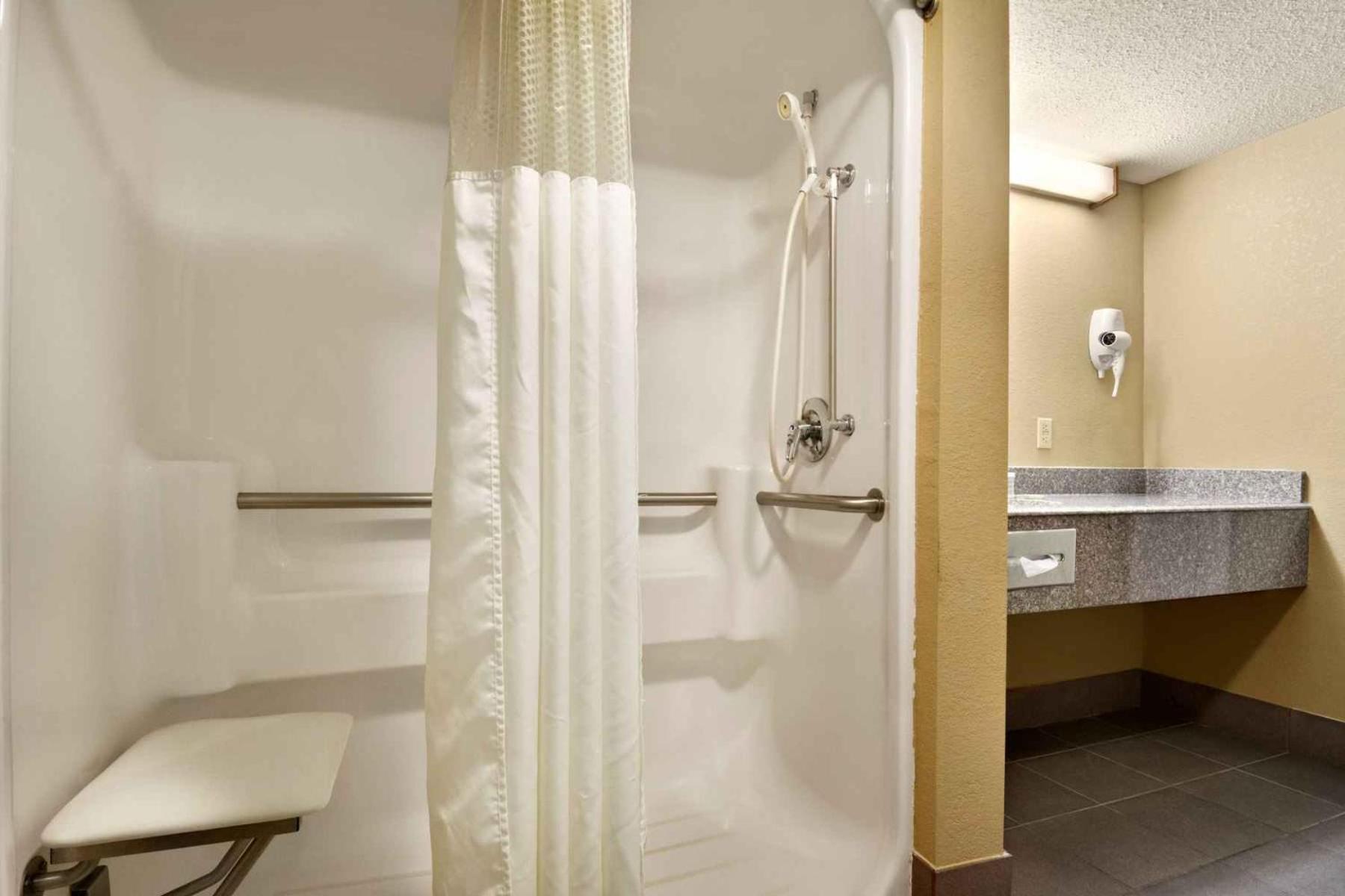 King Room - Disability Access - Non-Smoking - Photo 7