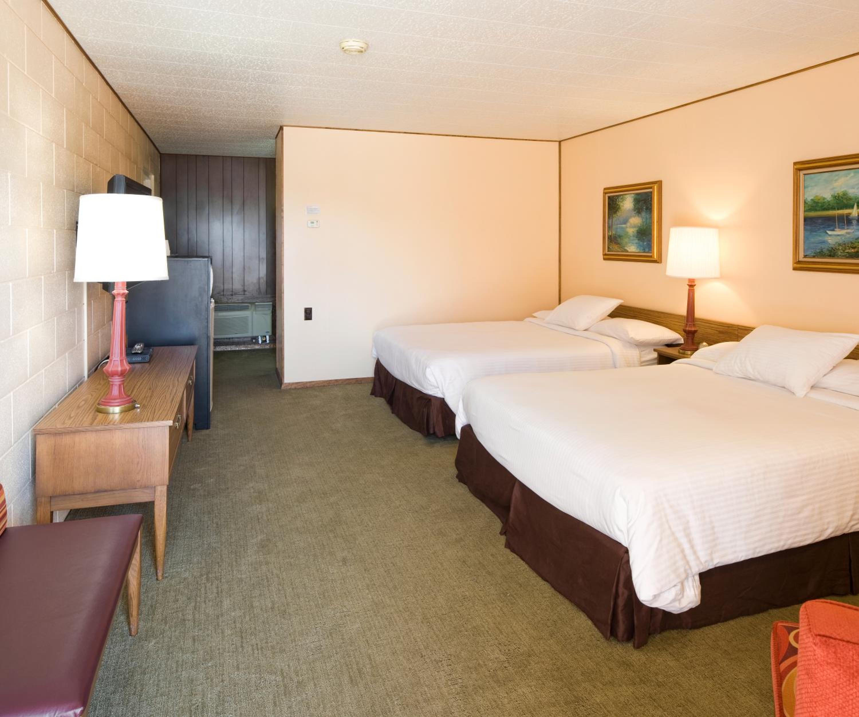 Queen Room with Two Queen Beds photo 3