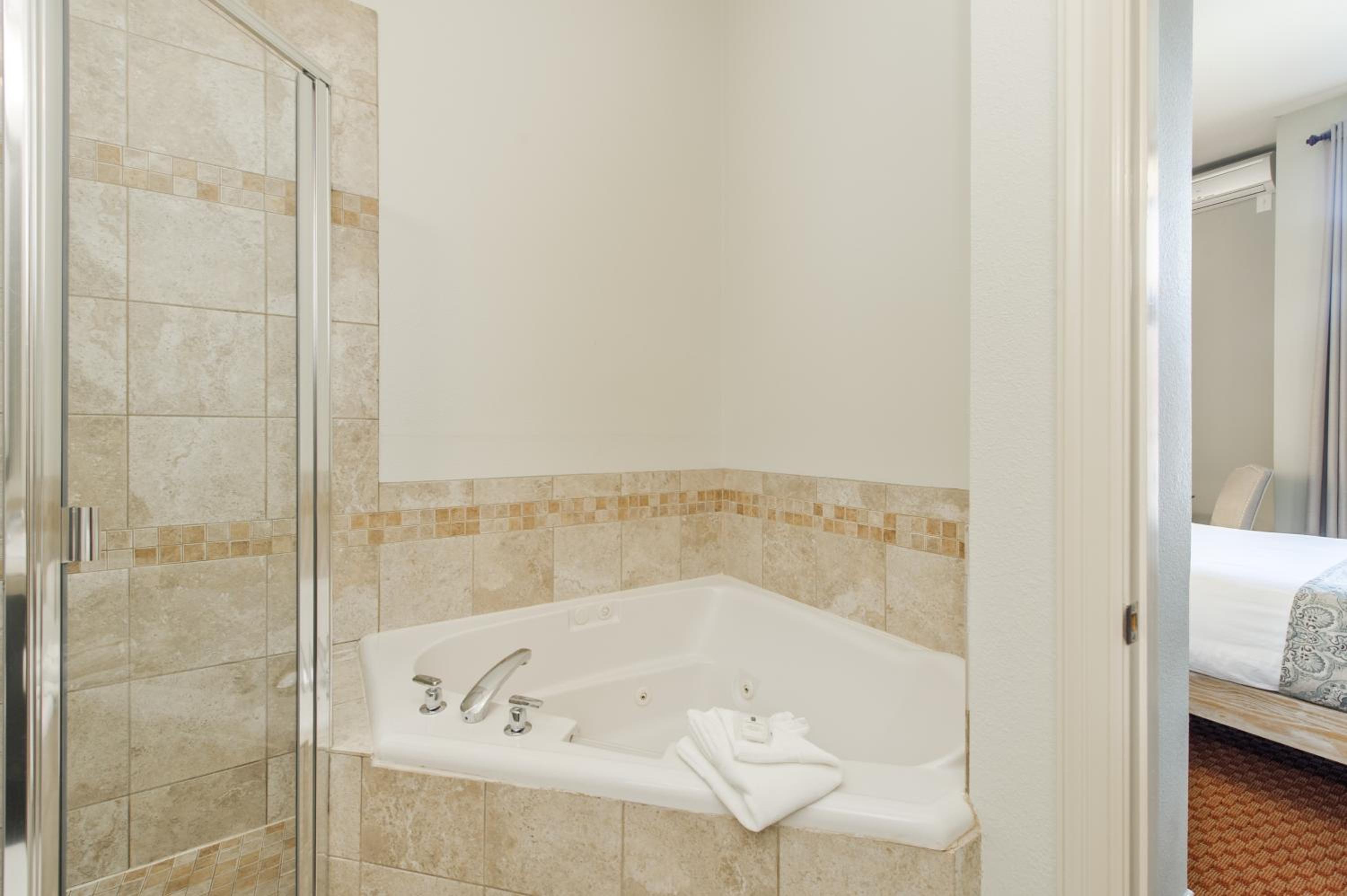 Deluxe Queen Room - 2nd Floor photo 3