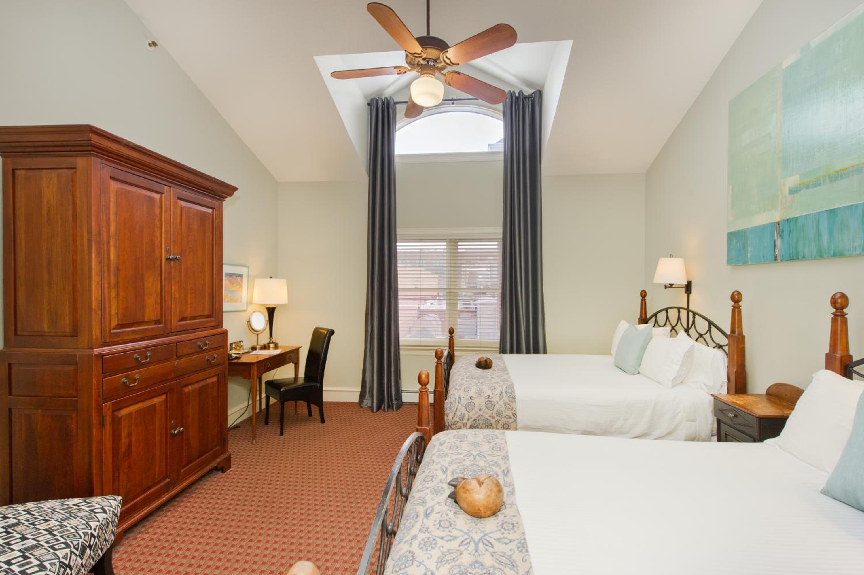 Queen Room with Two Queen Beds - 2nd Floor photo 3
