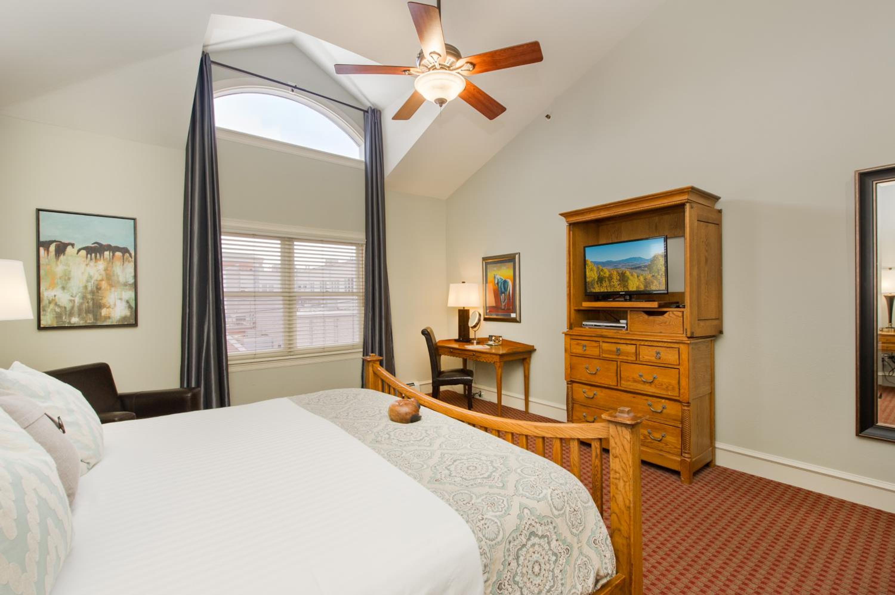 Deluxe King Room - 2nd Floor photo 2