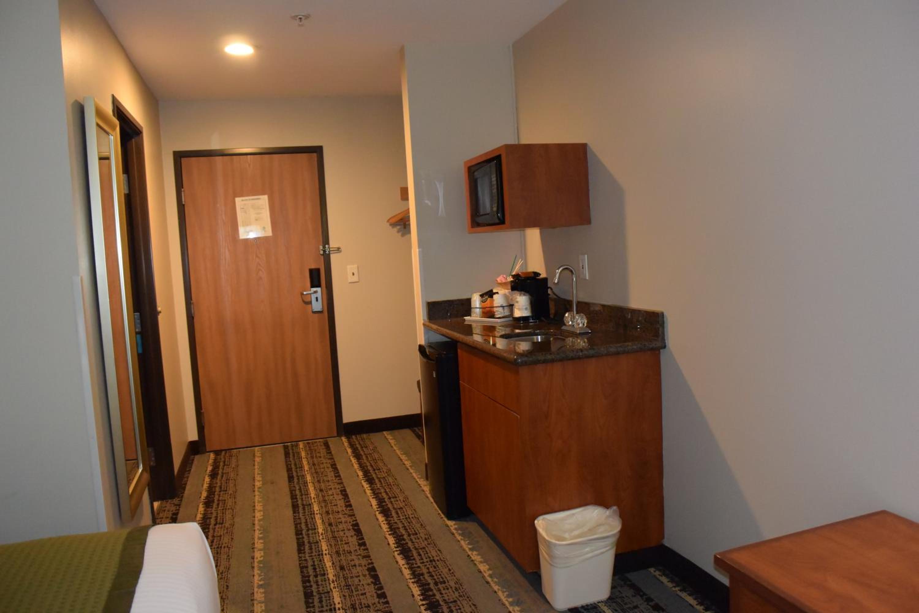 Queen Room with Two Queen Beds - Disability Access/Bath Tub photo 3
