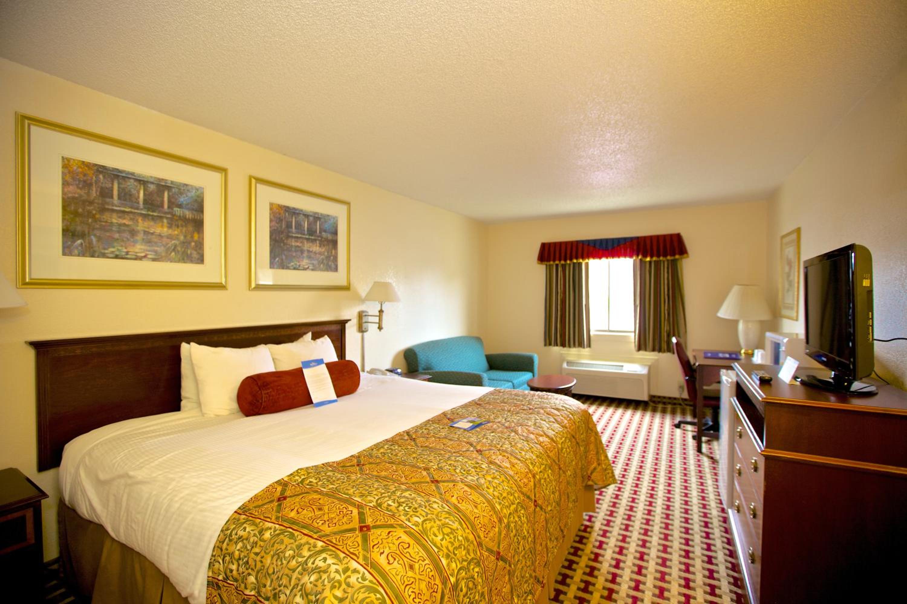 King Room - Non-Smoking - Photo 4