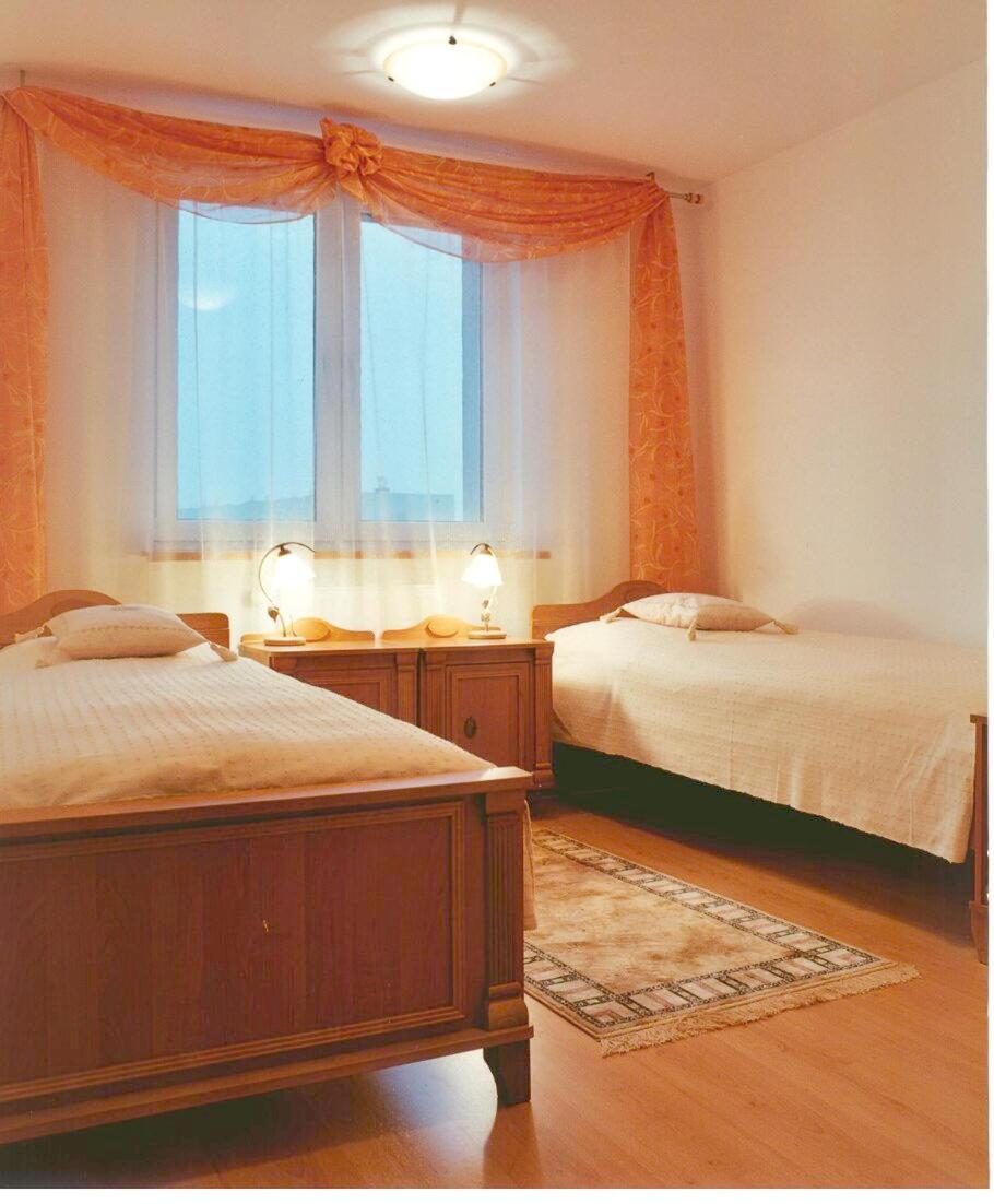 One-Bedroom Apartment - Photo 2