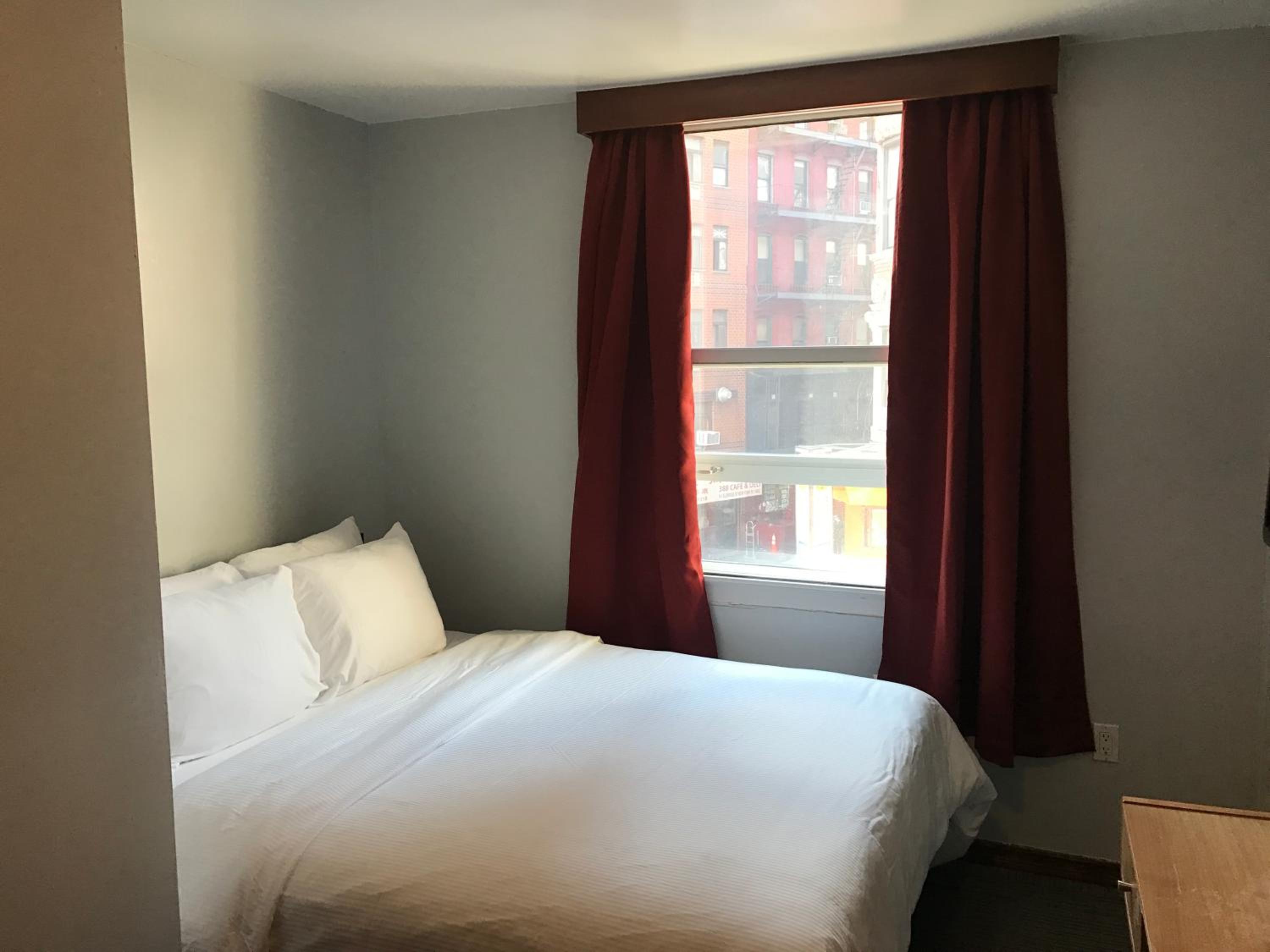 Superior Queen Room thumbnail 5