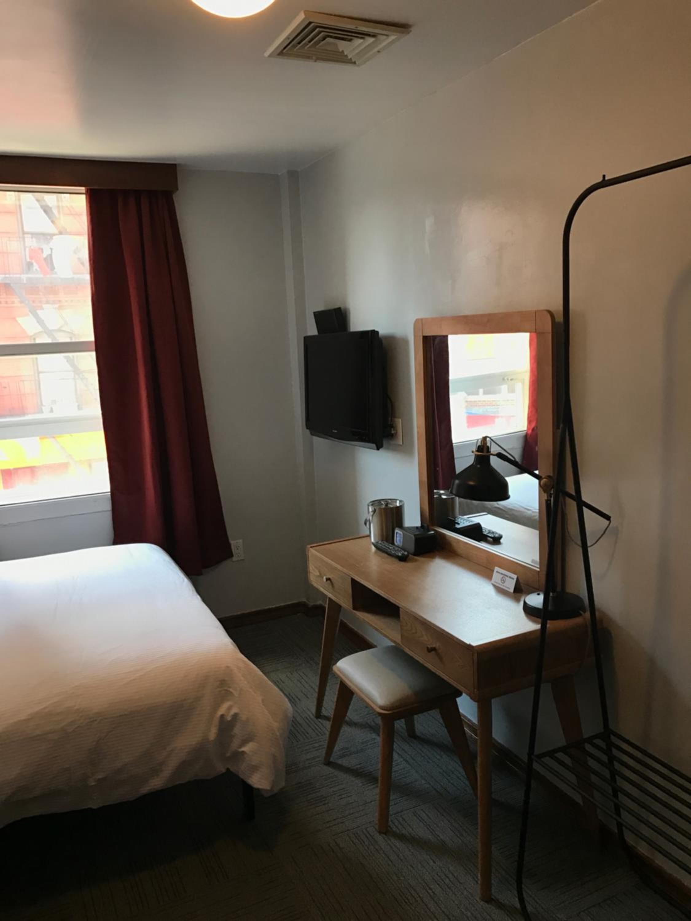 Superior Queen Room thumbnail 6