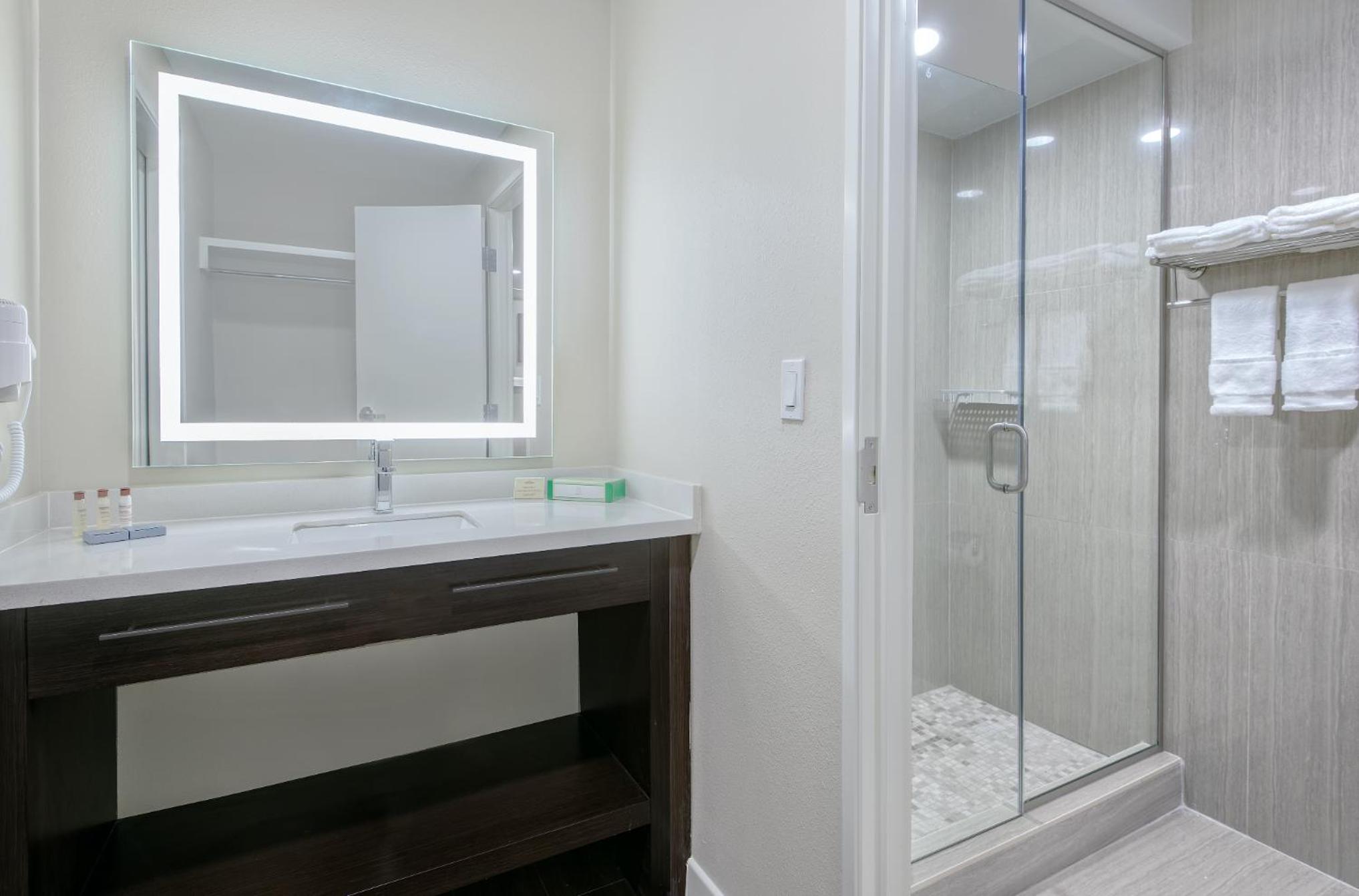 Two Bedroom Suite - Non-Smoking photo 3