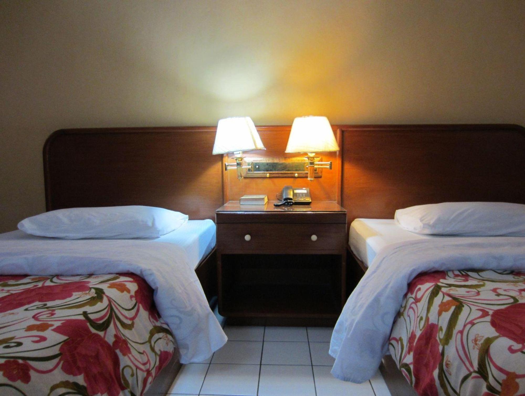 Standard Twin Room - Photo 1