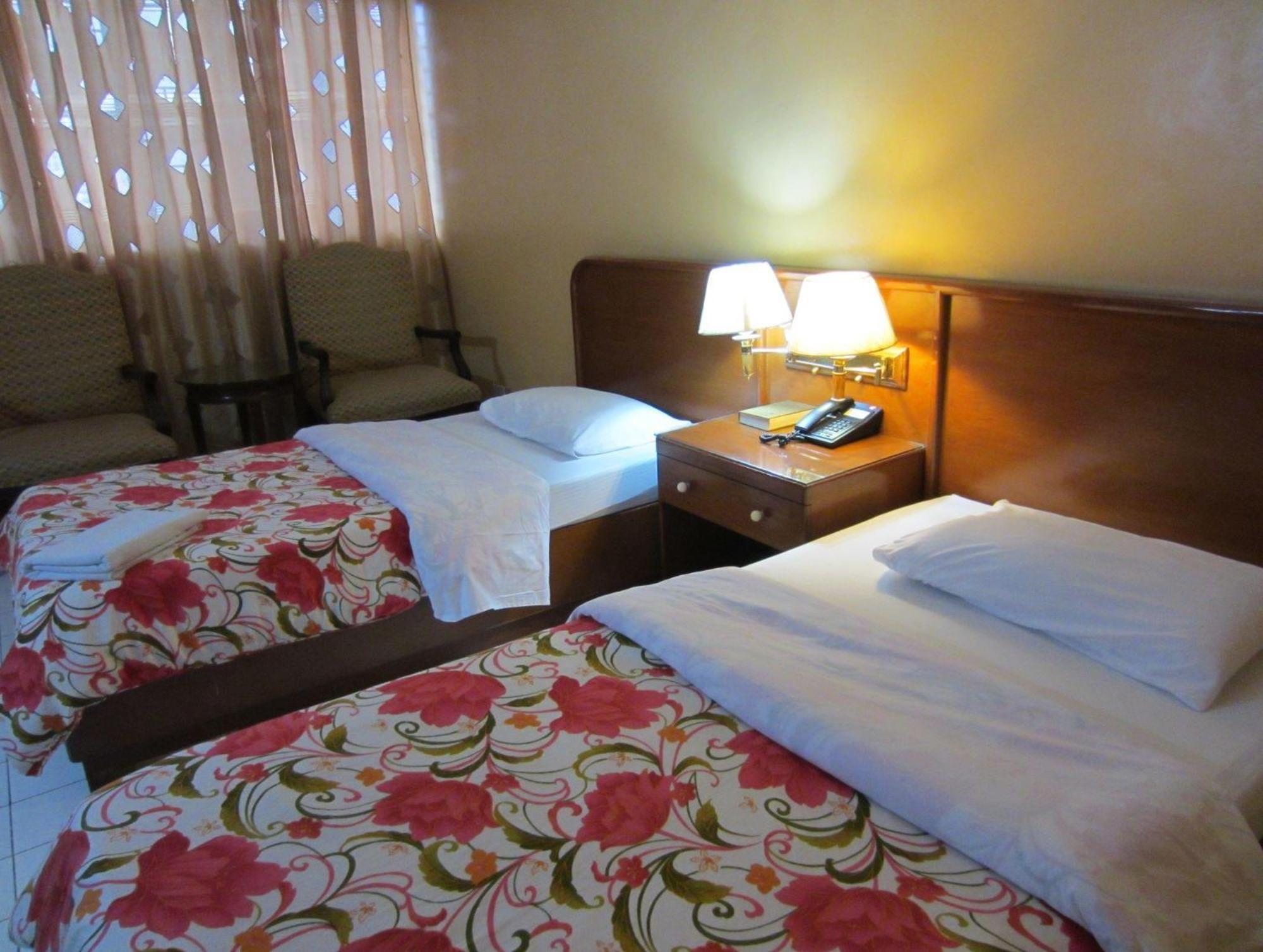 Standard Twin Room - Photo 3