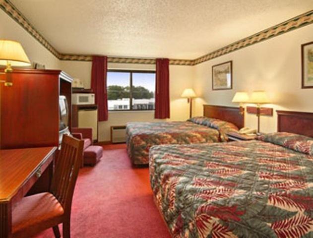 Queen Room with Two Queen Beds - Non-Smoking - Photo 1