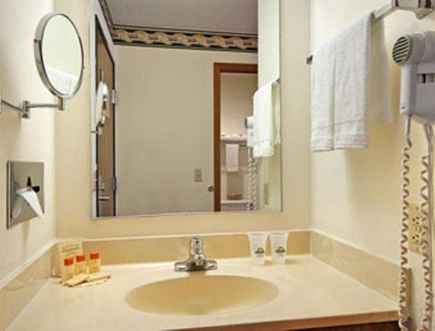 Queen Room with Two Queen Beds - Non-Smoking - Photo 2