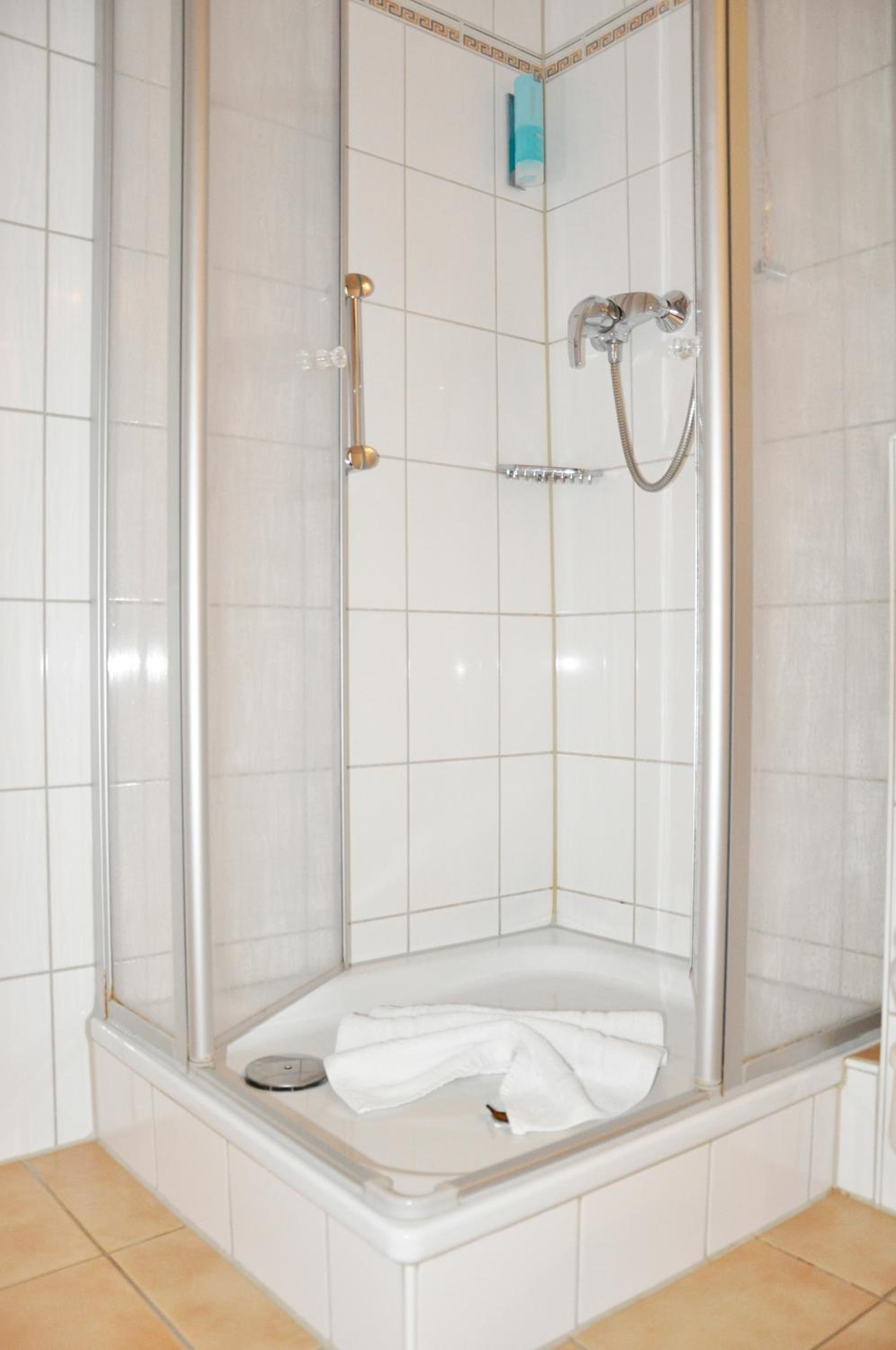 Large Double Room - Photo 5