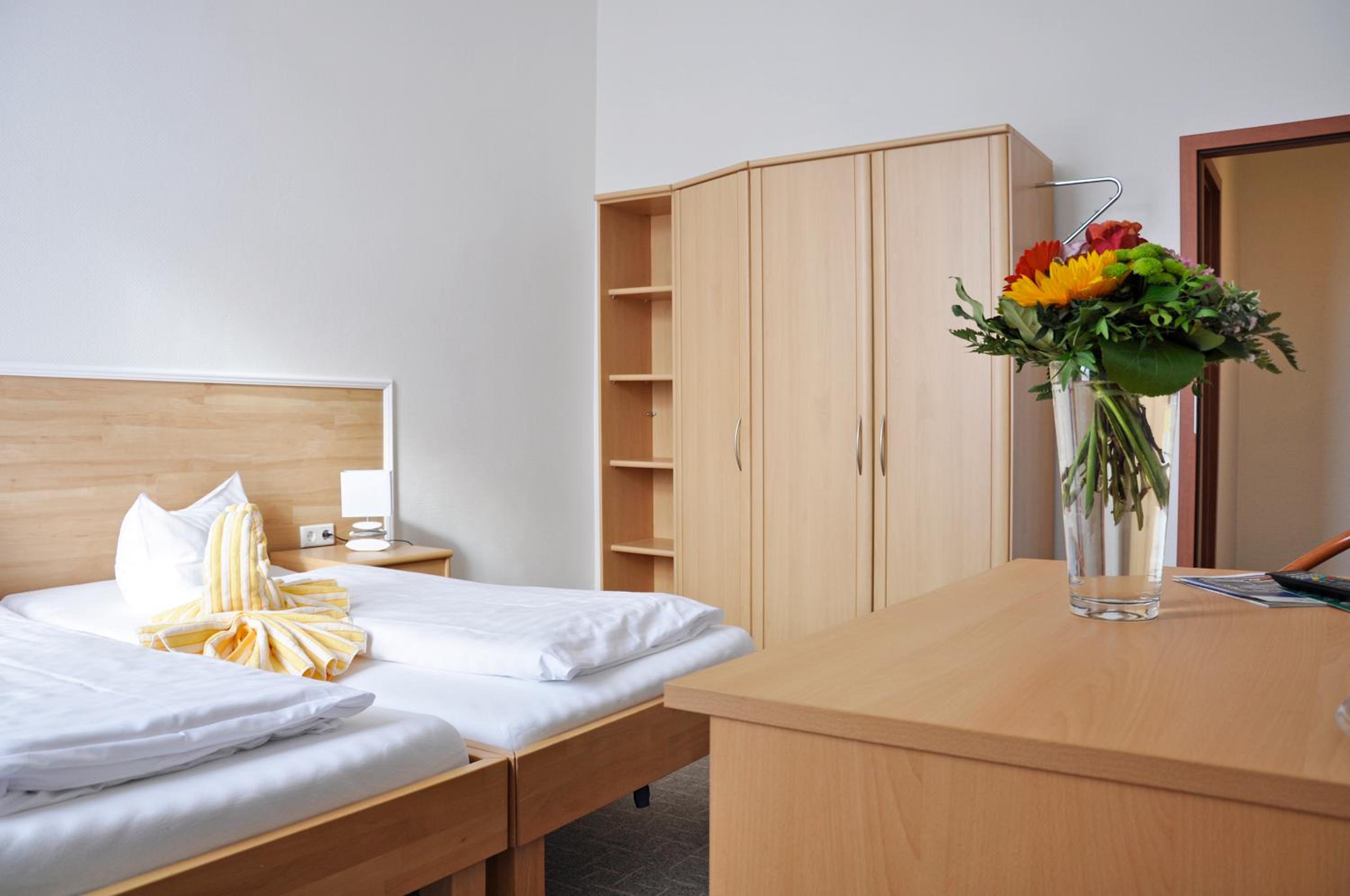 Large Double Room - Photo 4