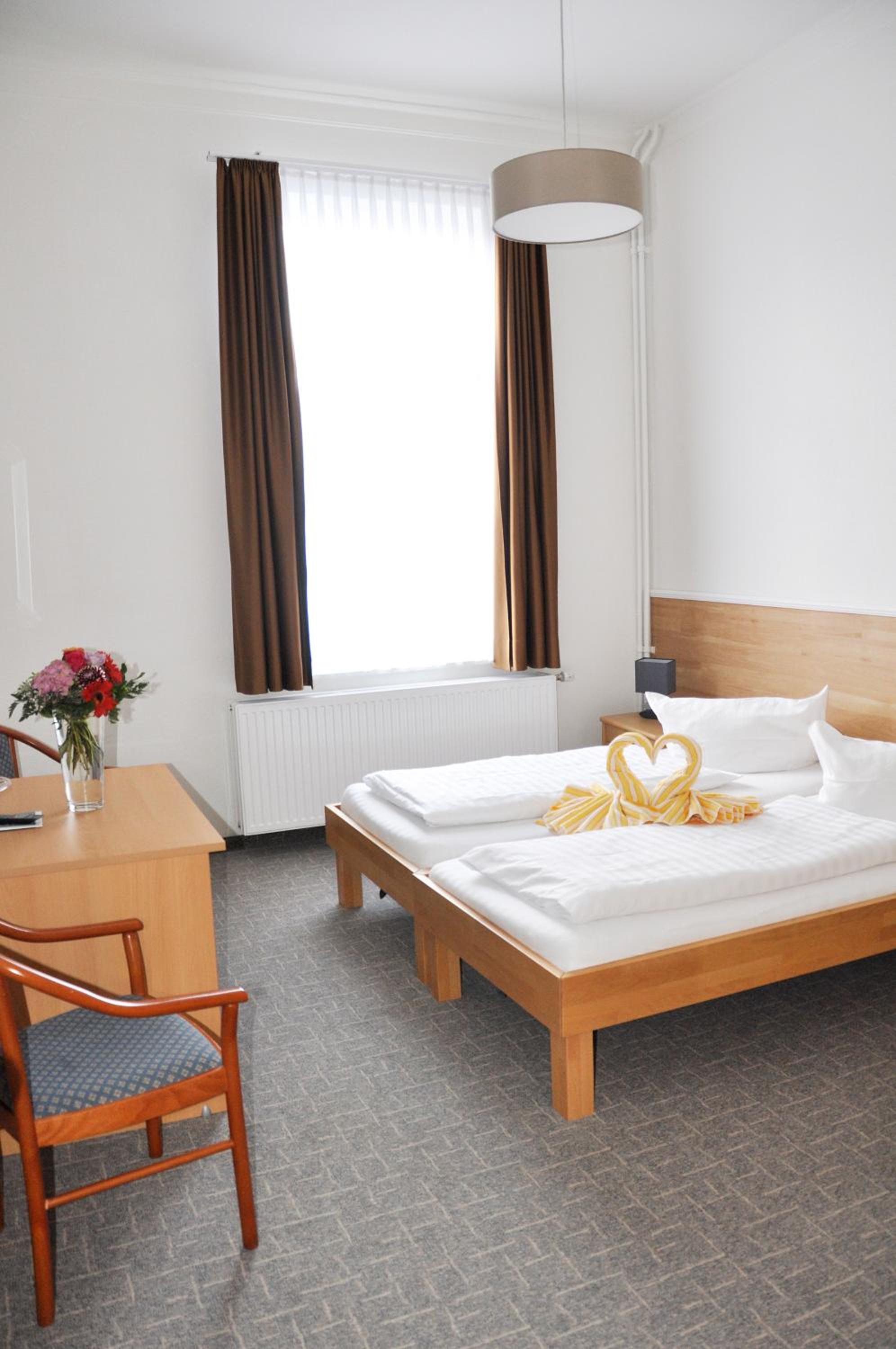 Large Double Room - Photo 2