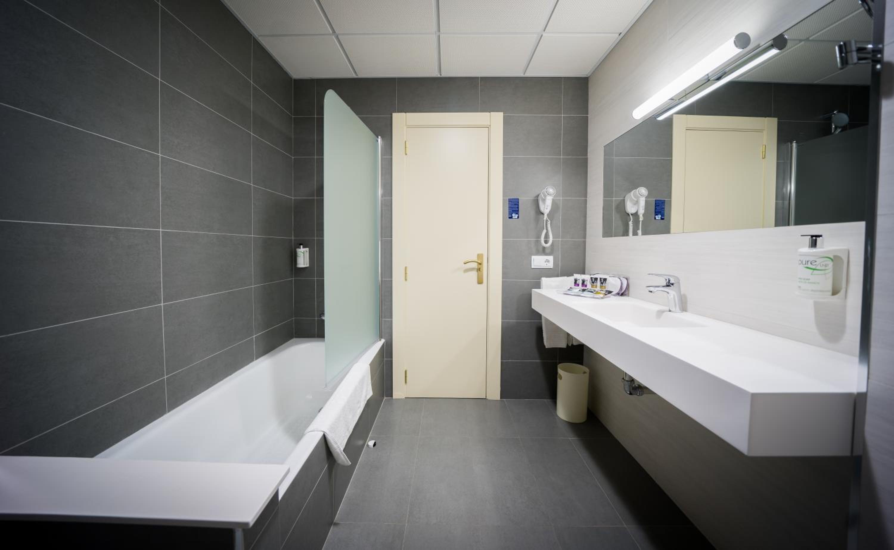 Standard Twin Room - Photo 2
