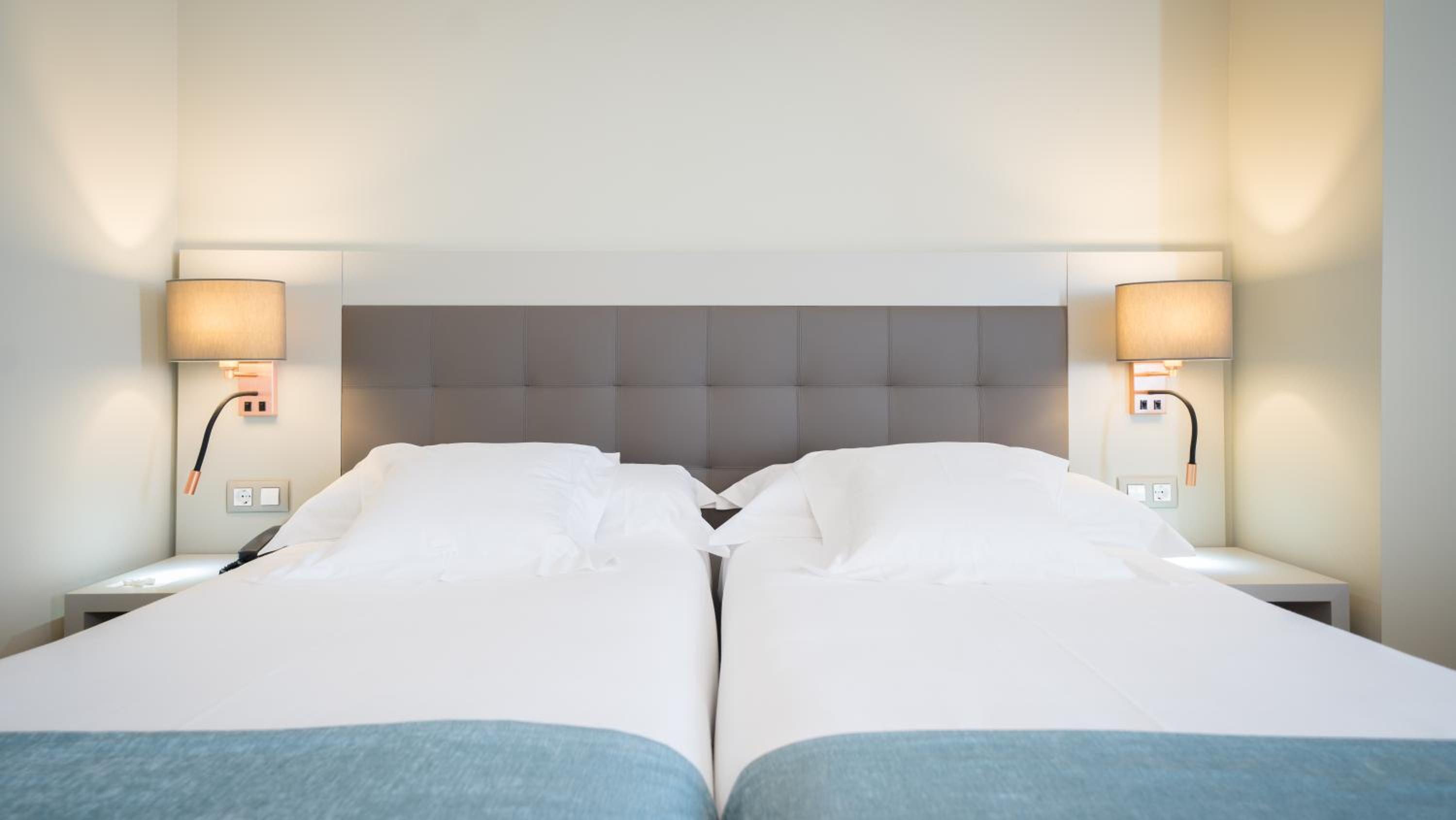 Standard Twin Room - Photo 3