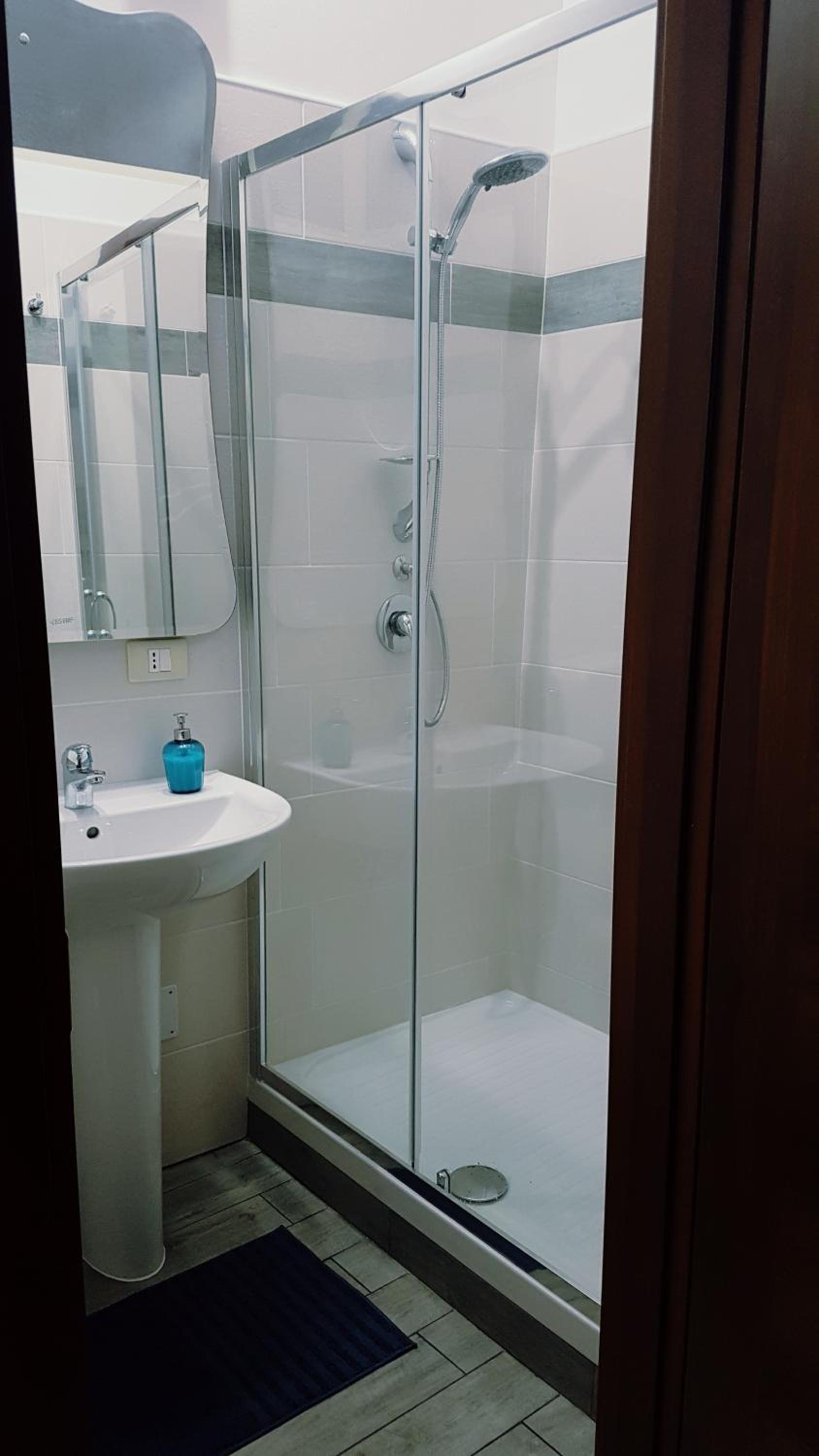 Double or Twin Room with Balcony - Photo 3