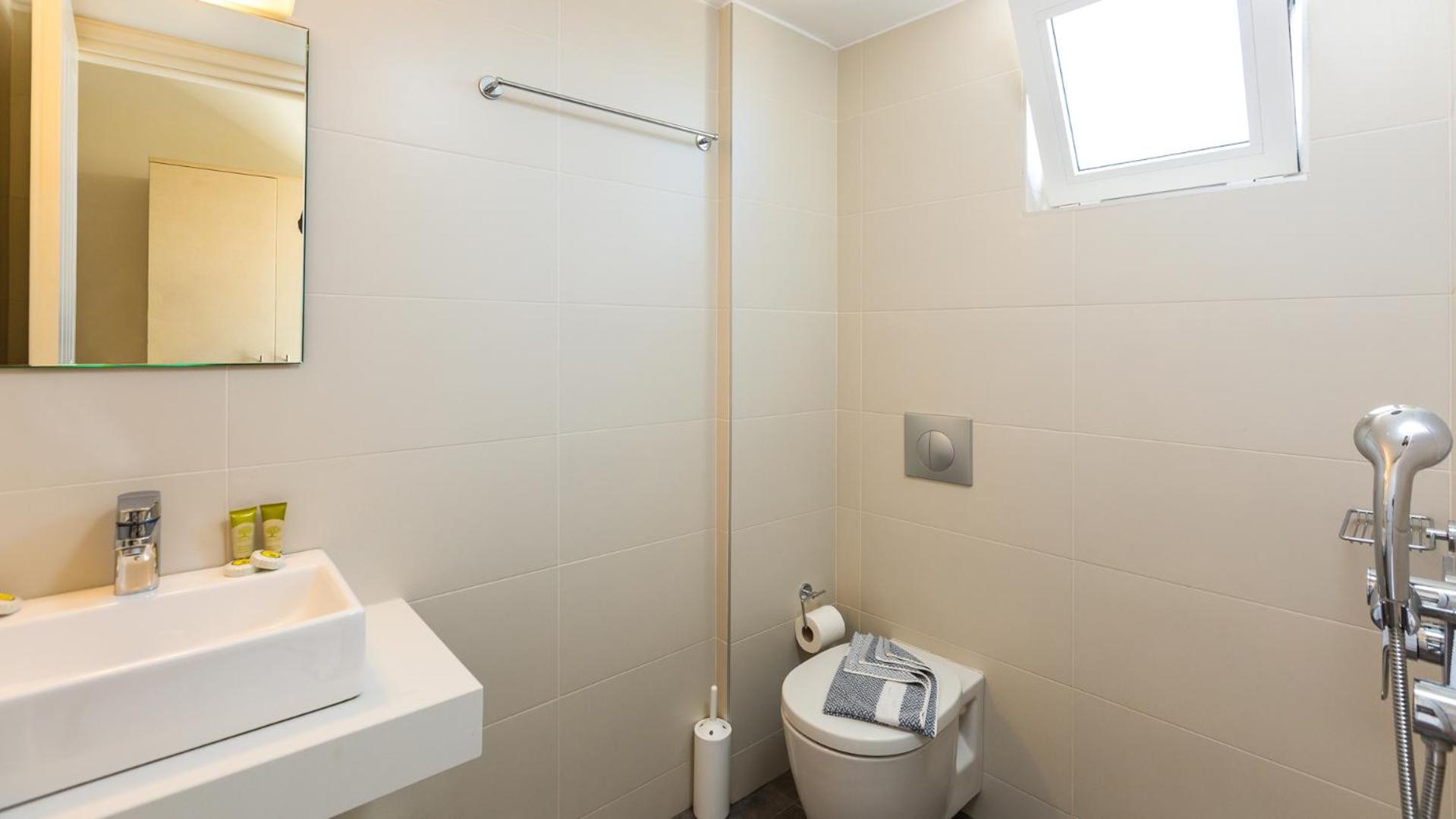 Two-Bedroom Apartment (4 Adults) thumbnail 6