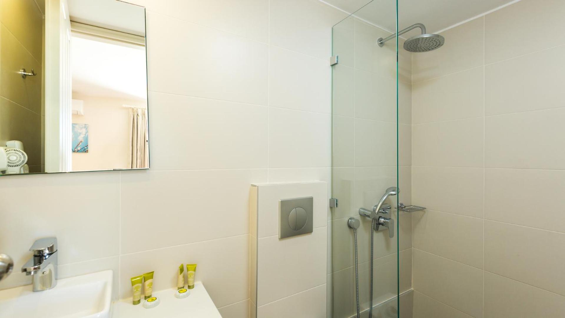 Two-Bedroom Apartment (4 Adults) thumbnail 5