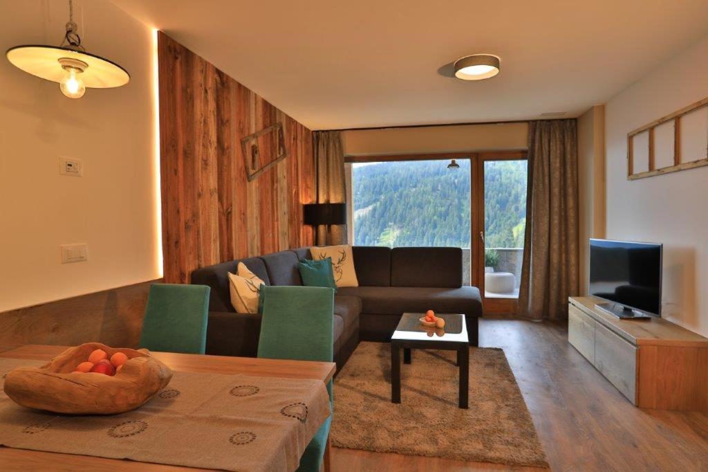 Apartment with Mountain View - Photo 2