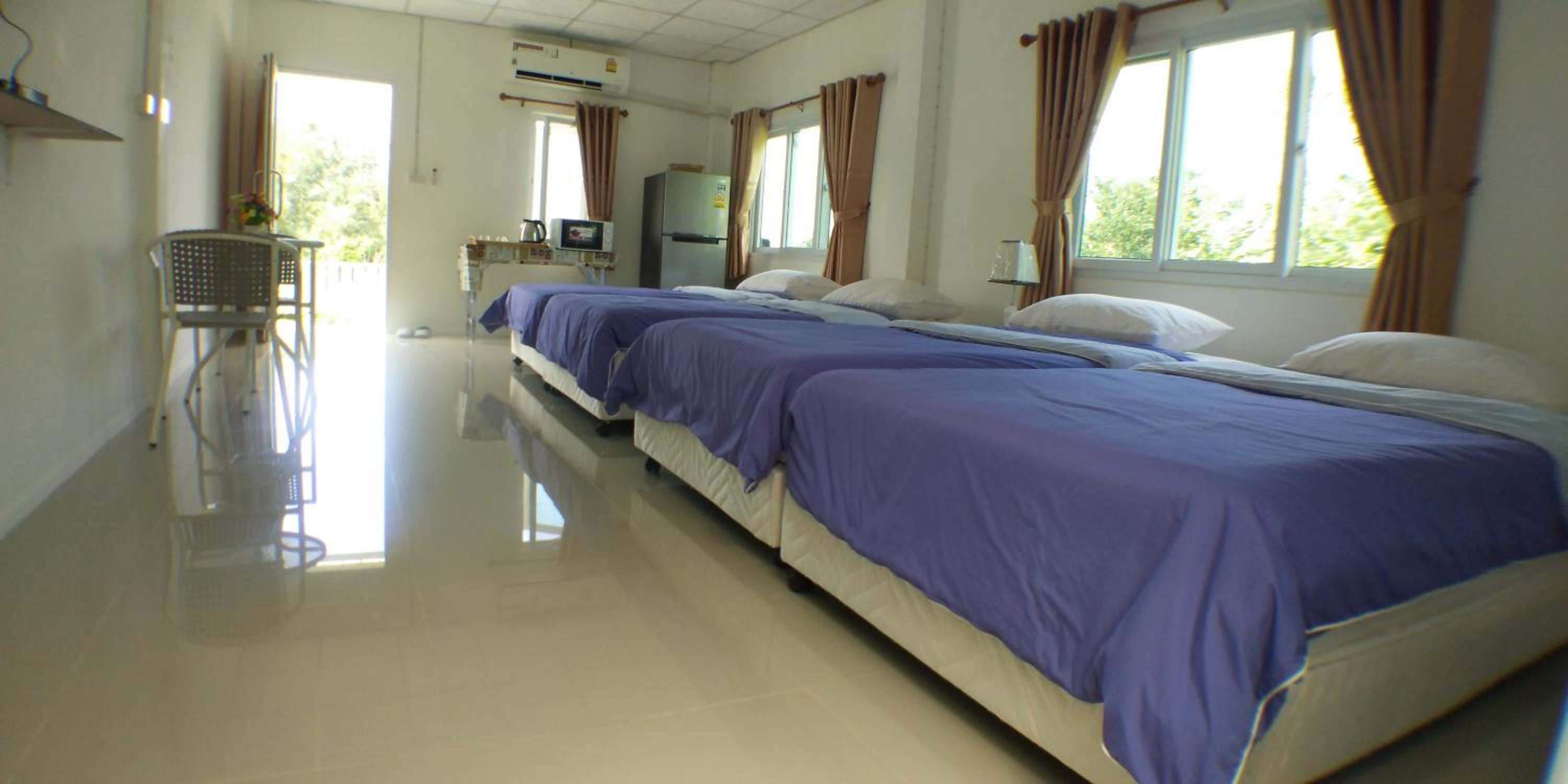Quadruple Room with Private Bathroom - Photo 3