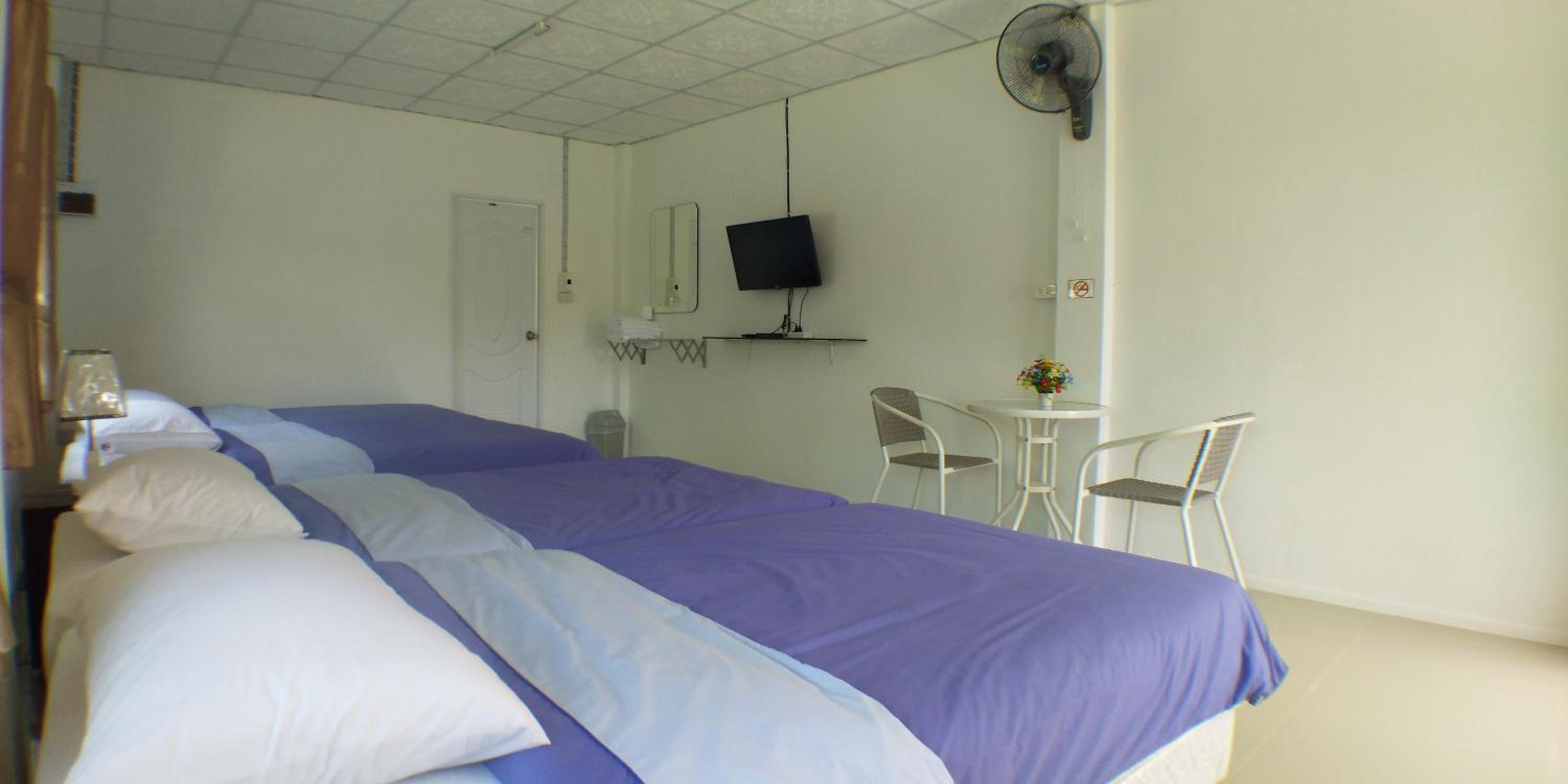 Quadruple Room with Private Bathroom - Photo 4