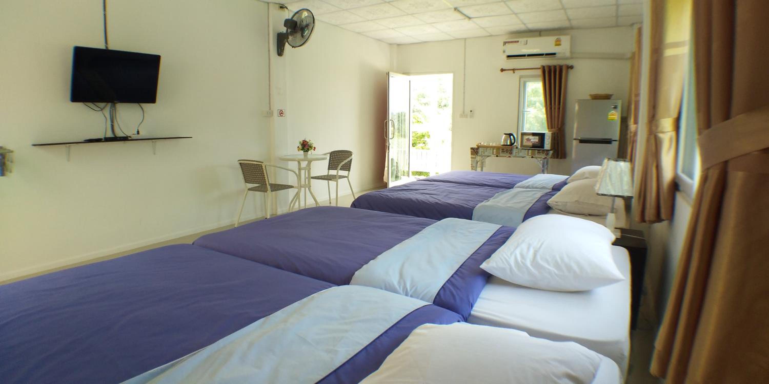 Quadruple Room with Private Bathroom - Photo 1
