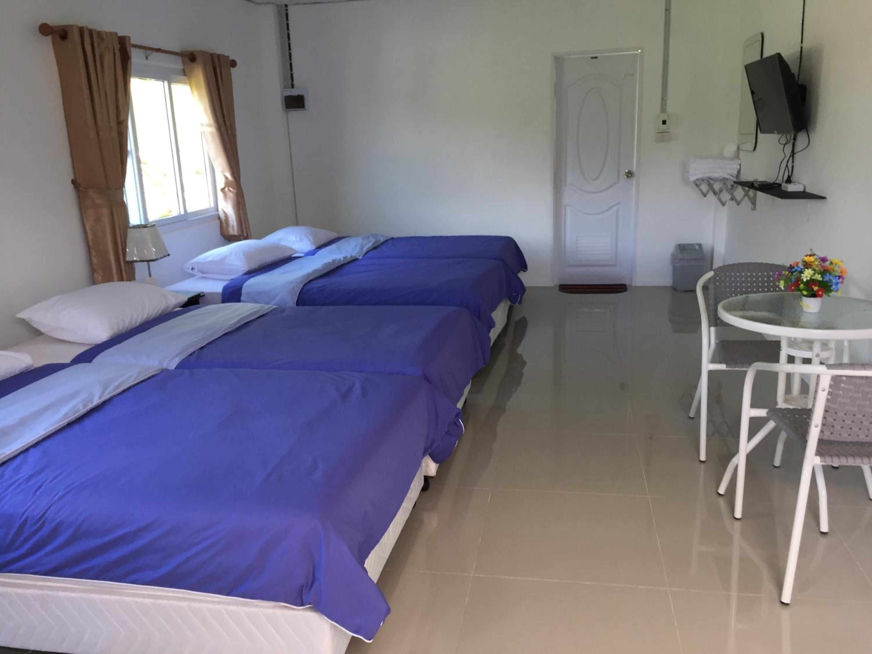 Quadruple Room with Private Bathroom - Photo 5