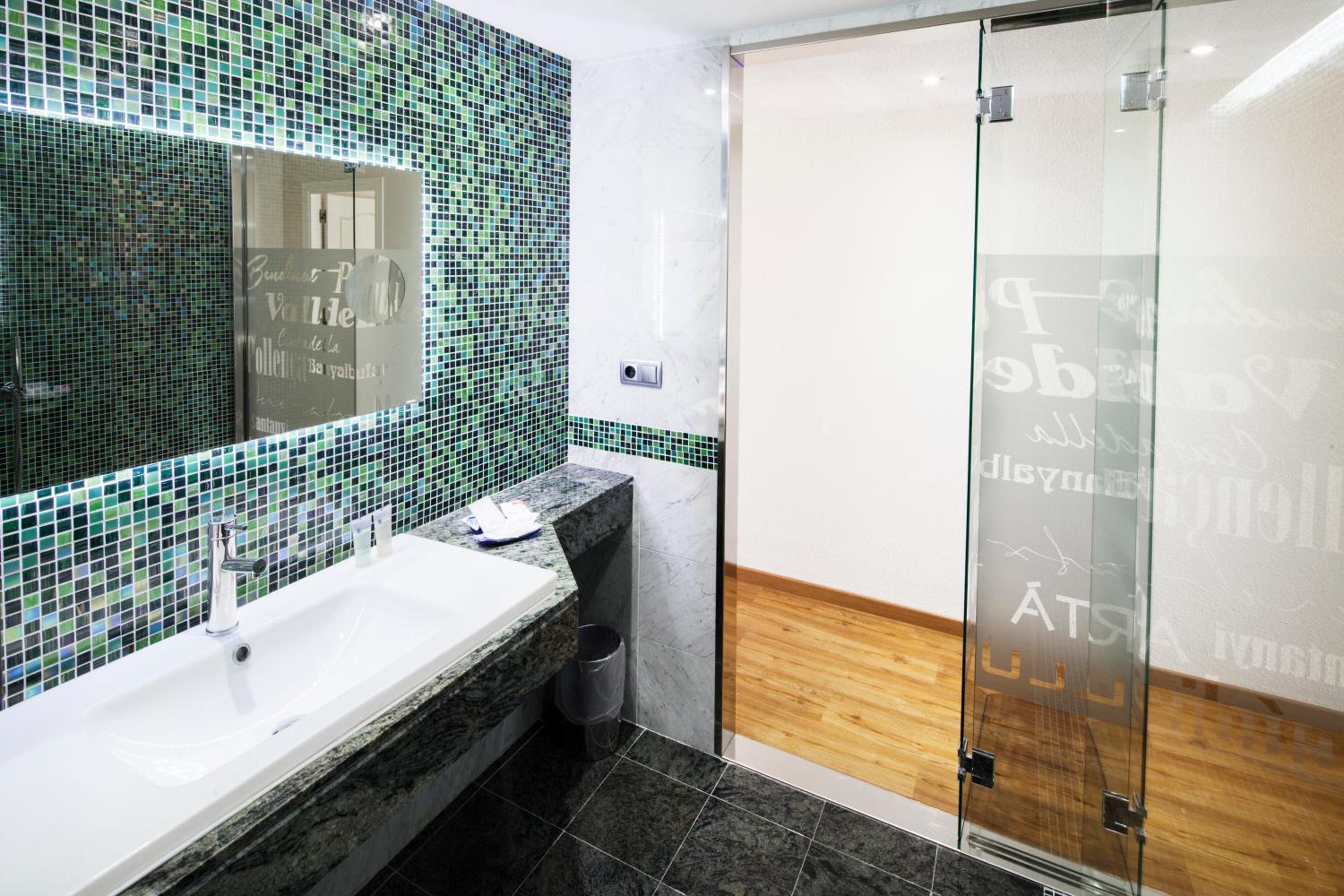 Junior Suite with Side Sea View