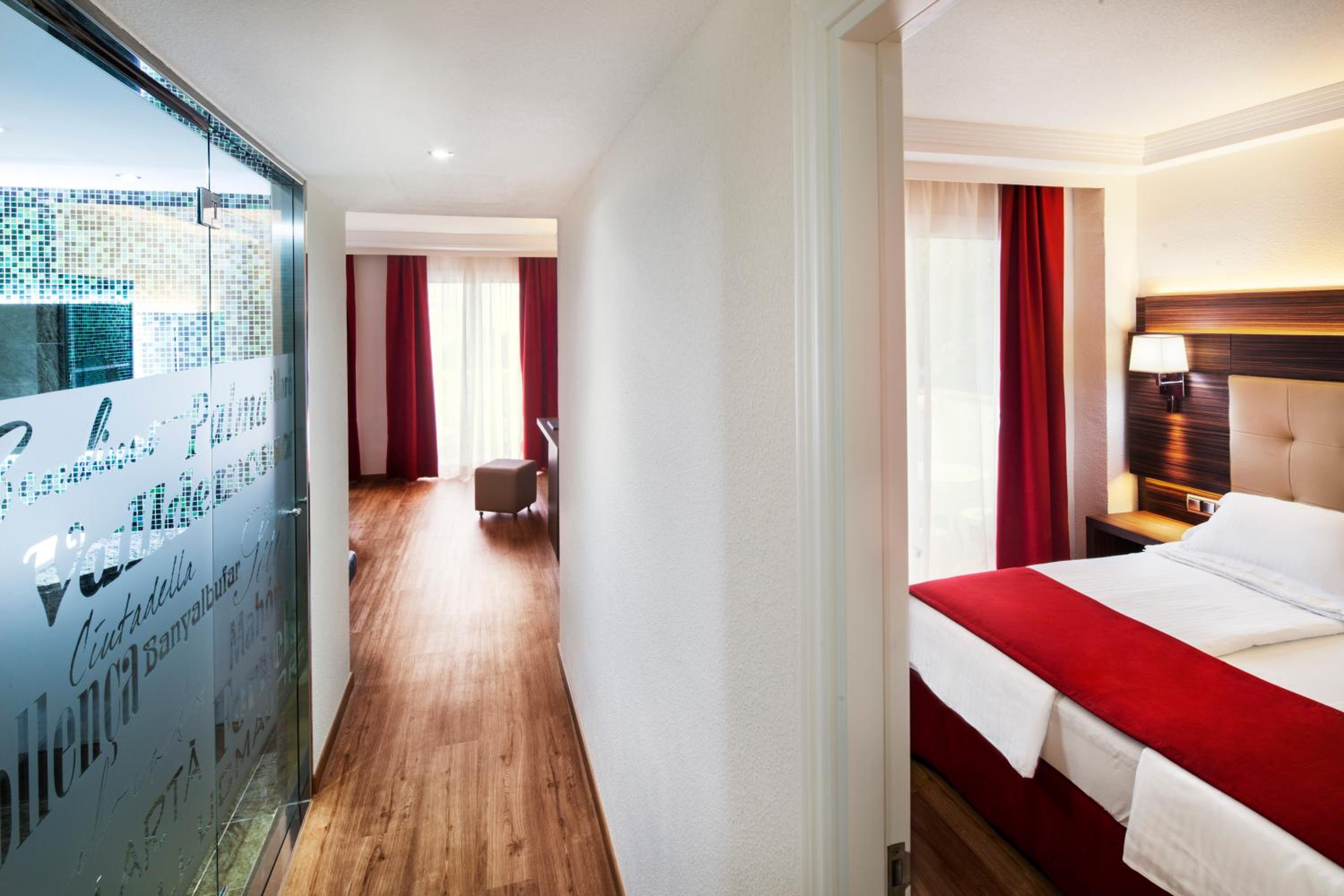 Junior Suite with Side Sea View