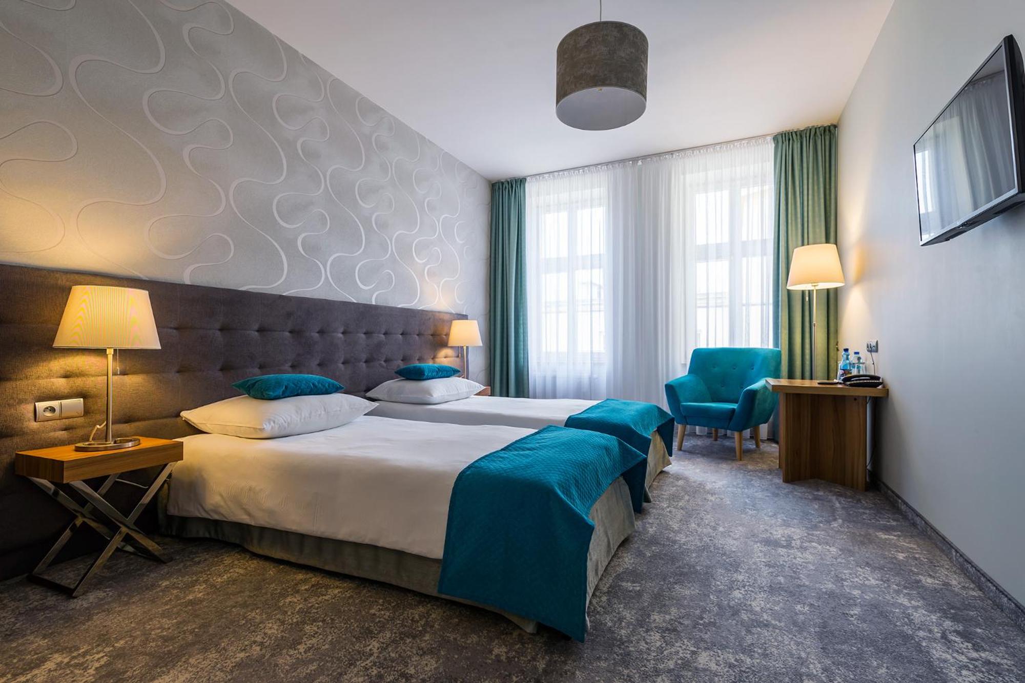 Twin Lux Room