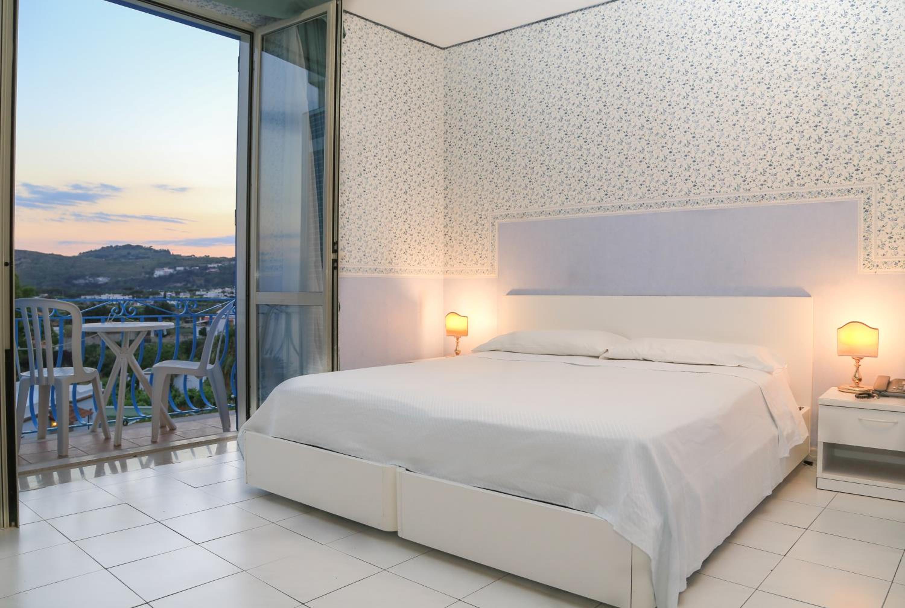 Relax in comfort with stunning sunset views!