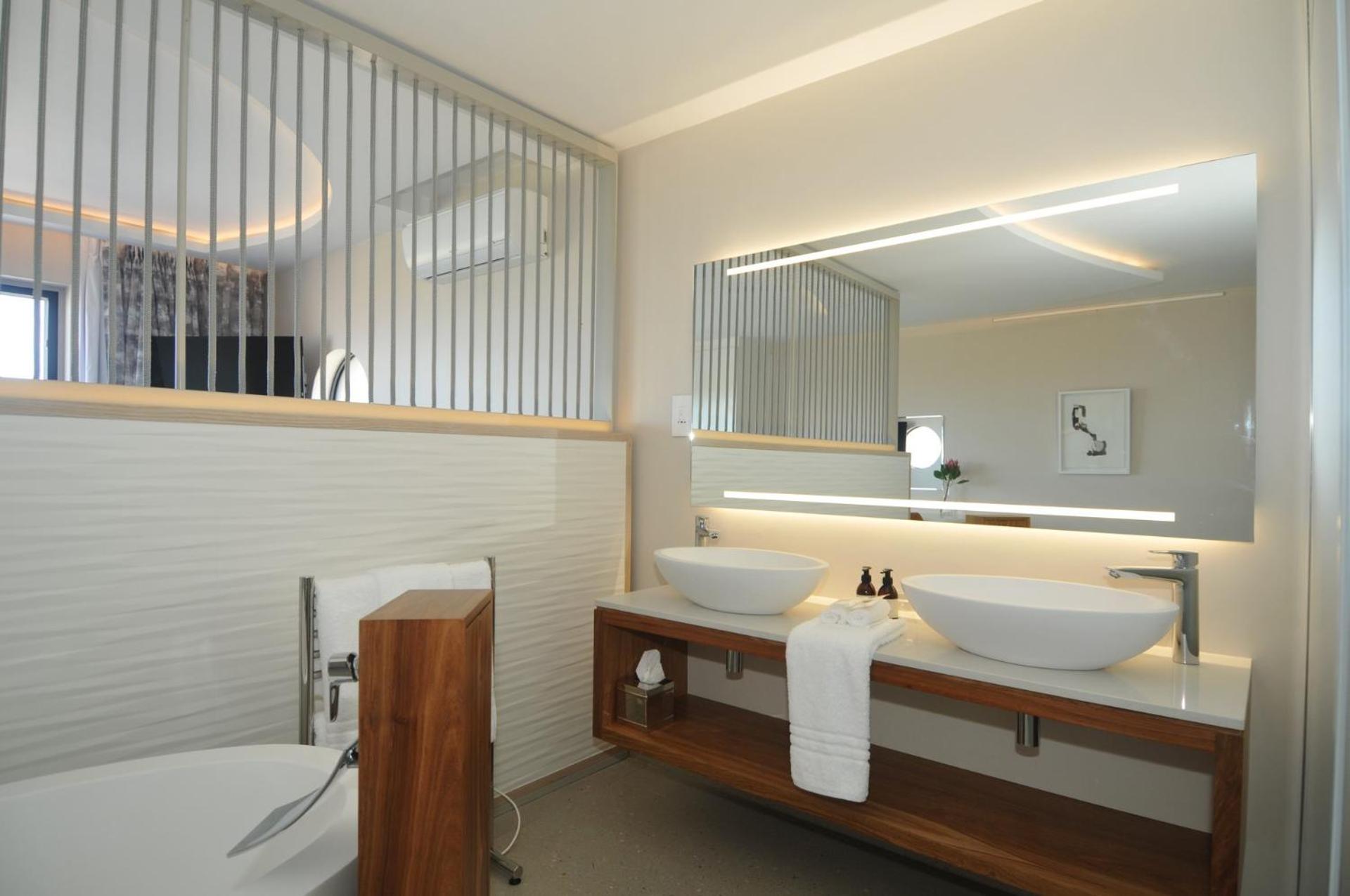Deluxe Double Room with Balcony and Sea View - Photo 3