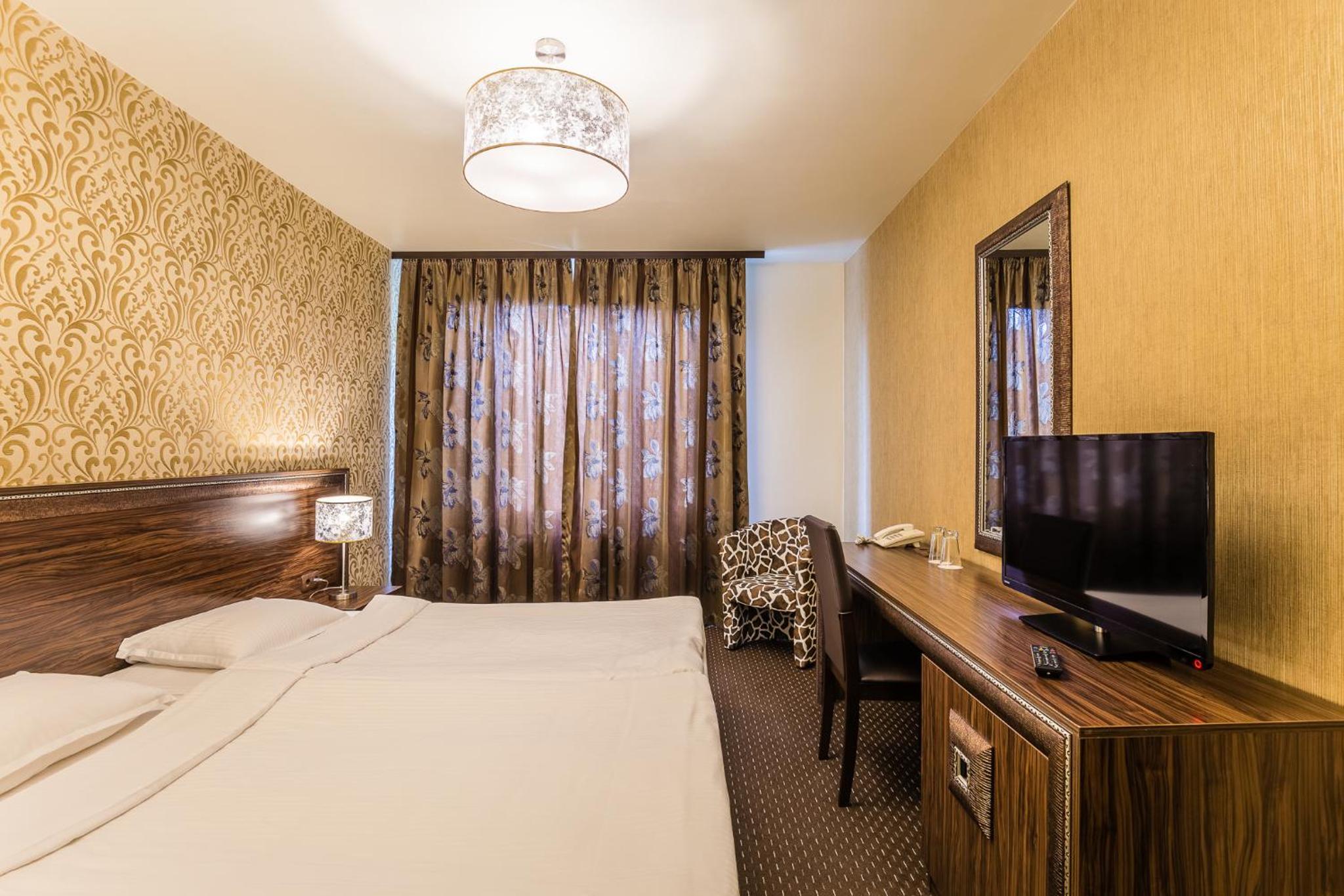 Double Room - Photo 11