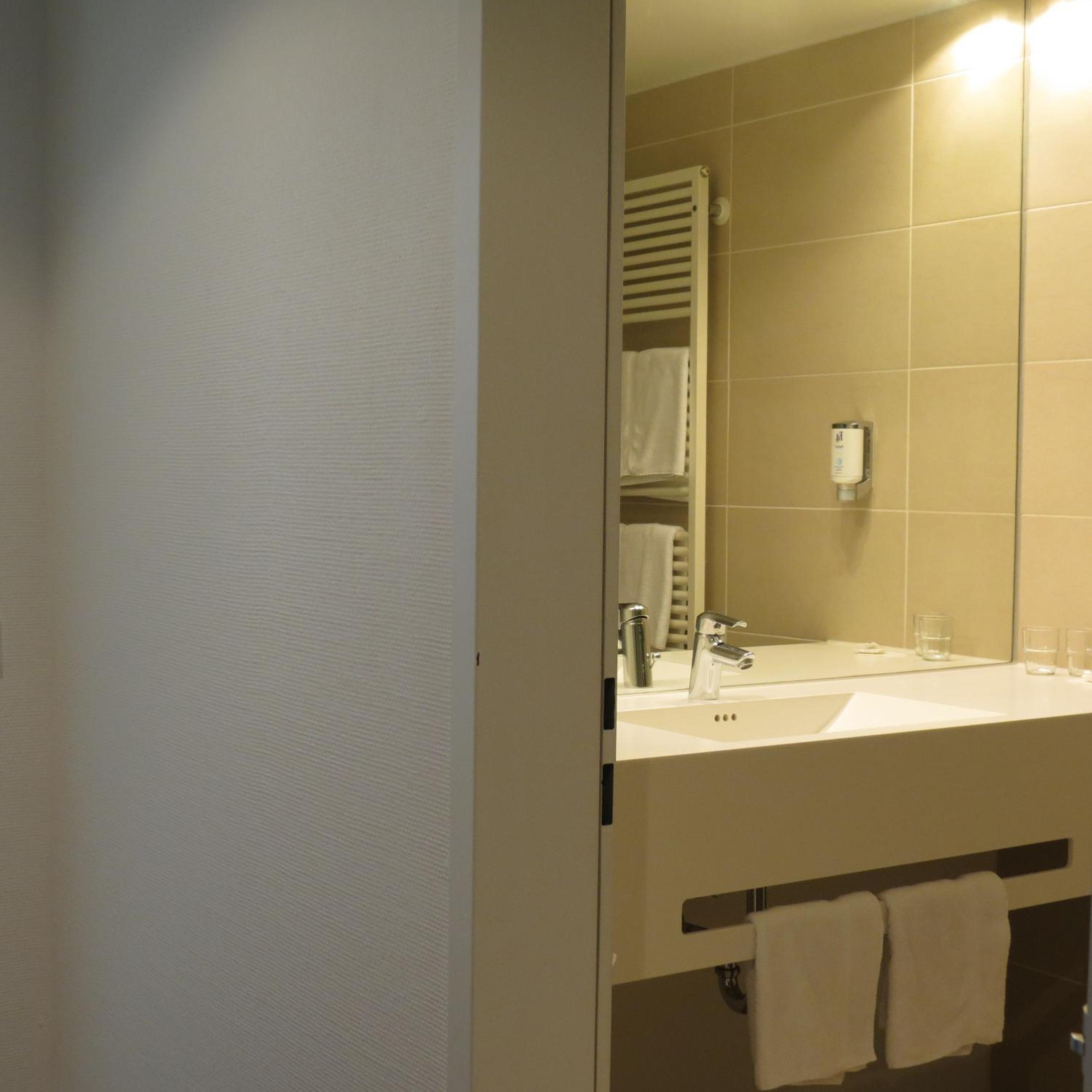 Standard Double Room - Photo 14