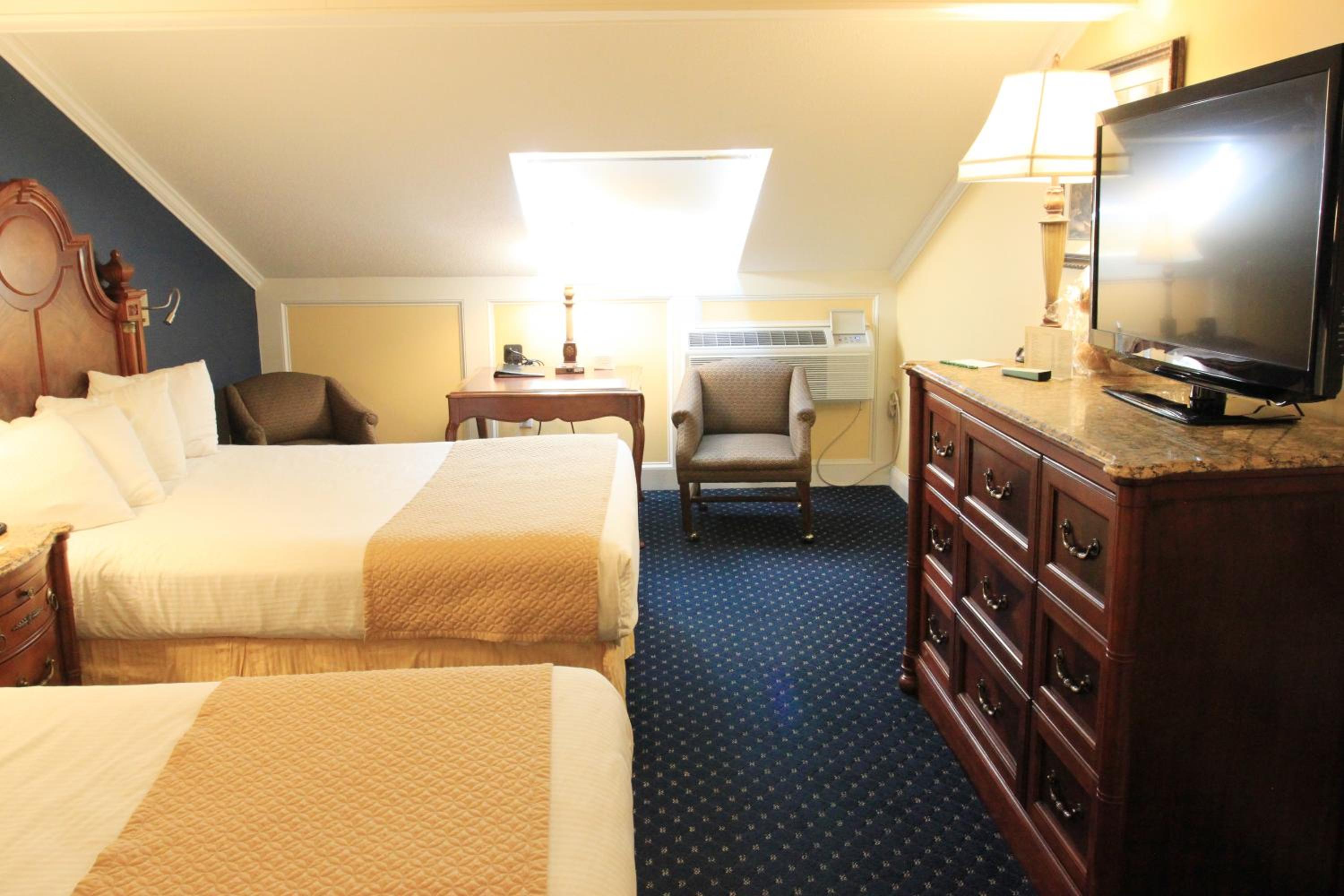 Executive Queen Suite with Two Queen Beds and Fireplace - Non-Smoking - Photo 5