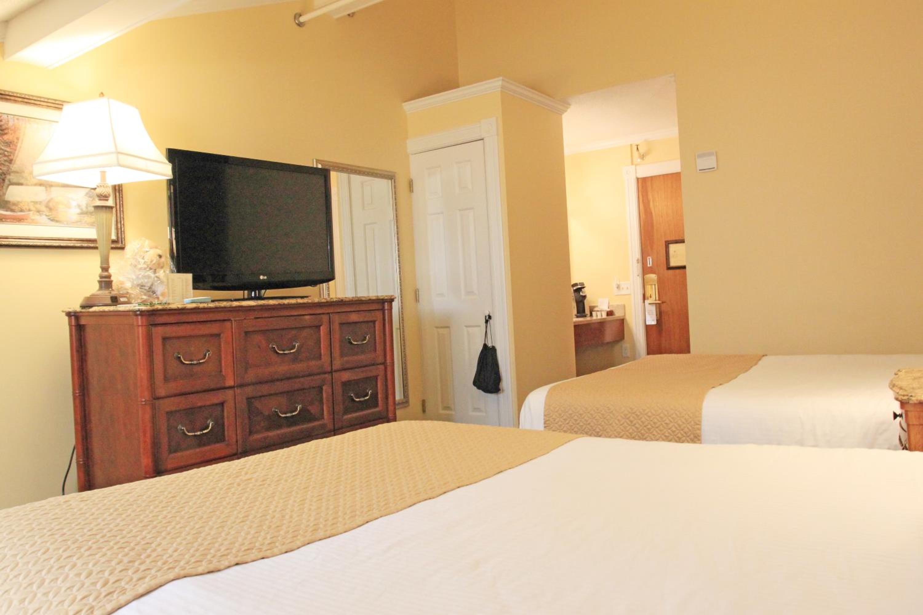 Queen Room with Two Queen Beds and Skylight Window - Pet Friendly/Third Floor/Non-Smoking - Photo 7
