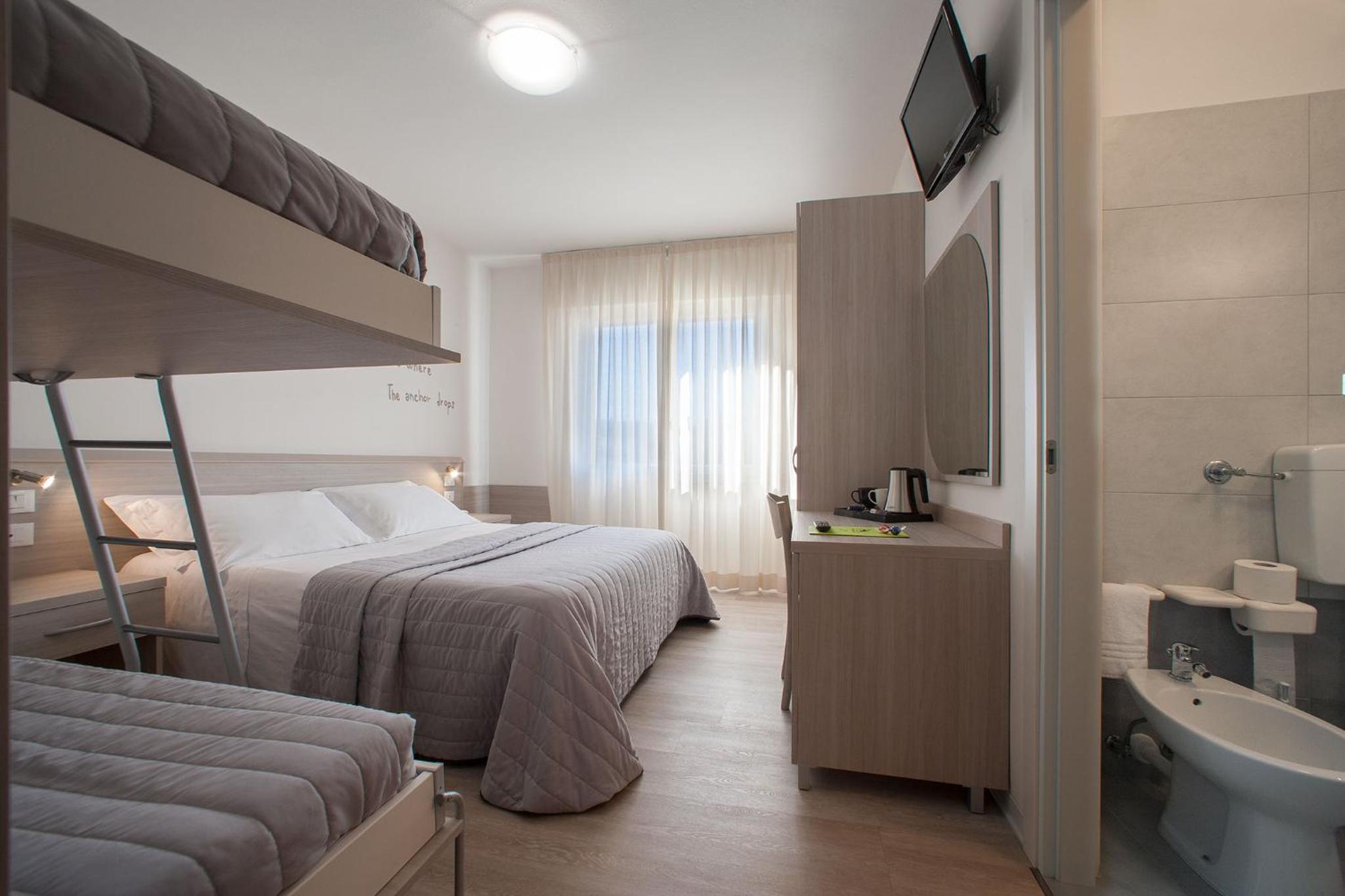Quadruple Room with Private Bathroom photo 1